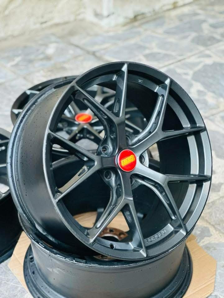 السلام عليكم
تخم work قياس 18 تو سايز دبل شفة خلفي 10.5 مال حاوية مع اطارات نص عمر 550$  
تخم bbs forged اصلي قياس 19 ون سايز 9 انج 450$ 
بغداد شارع فلسطين يتوفر توصيل للاستفسار واتس اب ***********
