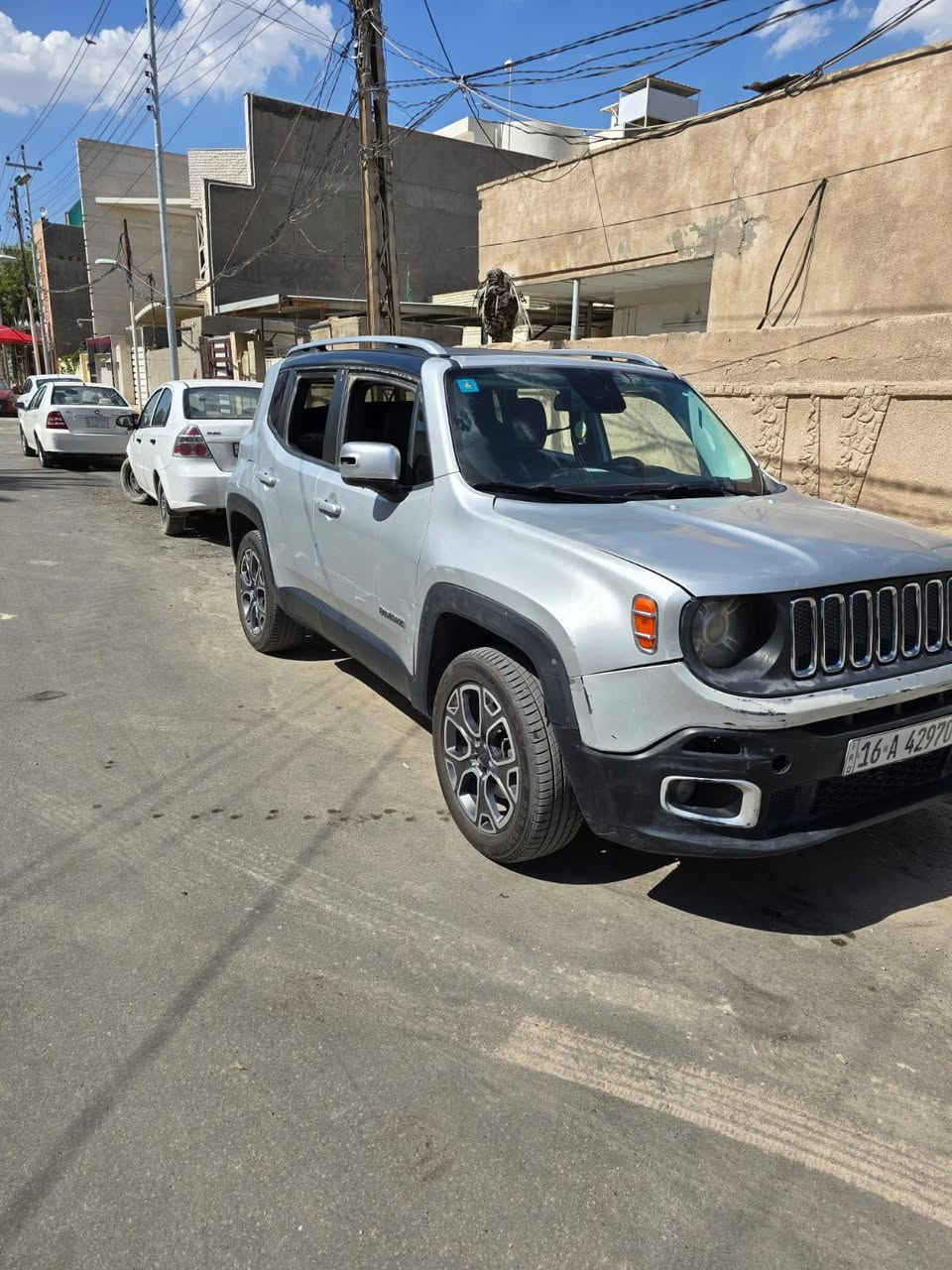 للبيع فقط السعر ٨٩وبيها مجال مستعجل على بيعتها بسبب ضرف خاص مو سعرهااا 
🚗 تفاصيل المركبة

• السنة: 2016
• Model: Jeep Renegade Limited
• المحرك : 2400cc بنزين
• ناقل الحركة: أوتوماتيك
•المسافة المقطوعة: 149kmوقابل للزياده
• اللون: رصاصي

✨ المميزات

• داخلية جلد بالكامل
• مقاعد كهربائية
•تدفئه المقاعد والستيرن
• كاميرا رجوع للخلف
• رادار جانبي
• تحكم ستيرن متعددة الوظائف 
• كروز سرعه
• نظام معلومات شاشة تعمل باللمس
• فتحه سقف عدد٢
سيارة SUV ممتعة وعملية ومميزة تجمع بين الراحة والعملية وسهولة الاستخدام اليومي.
•حاله السياره جيده 
•مكينه وكير وحداديه وكهربائيات كفاله 
تخم تاير جديد 5 ويل كب تبريد ماشاء الله استخدام زيت امزويل العلبه السوده 0w20 
•تم اضافه منظومه غاز Lpg من ورشه النجف الحكوميه مع ضمان سنه كامله السياره ماشاء الله ماكو اصراف نهائيا ب ١٠ الف تقطع مسافه ٤٠٠كم للعلم سعر المنضومه ٤٠٠ الف للراغب او ارفعها من السياره وكلشي يرجع بلادي ومرتب 
📍مكان السياره النجف الاشرف 
***********

⚠️حادث السياره بنيد وخدوش وايرباكات
