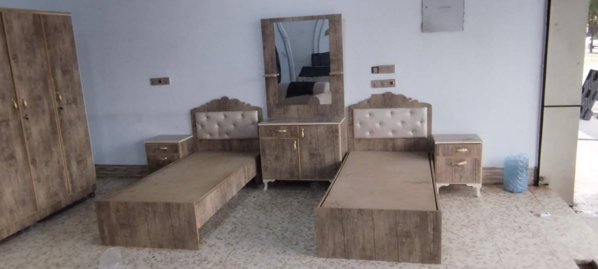 غرفة شبابية 6 قطع  الكنتور 4 ابواب مع سريرين 
للاستفسار ***********
