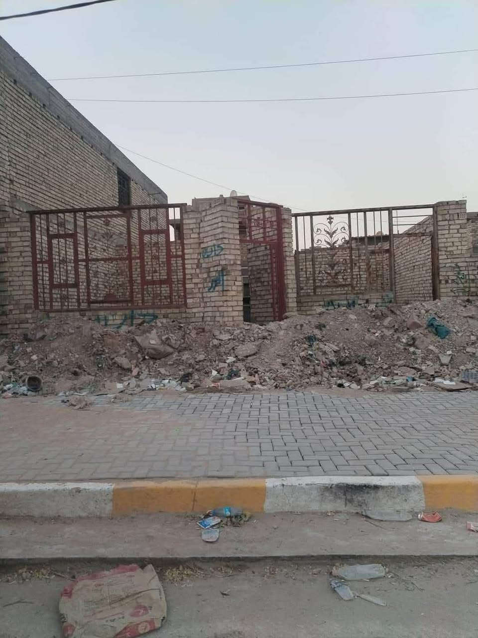 سلام عليك هيكل للبيع ام175 مربع حي سفير يم صورة مال سيد بصفهة سكلة مال قاسم الكناني شارع السواعد  سعر 85 وبي مجال  ***********
