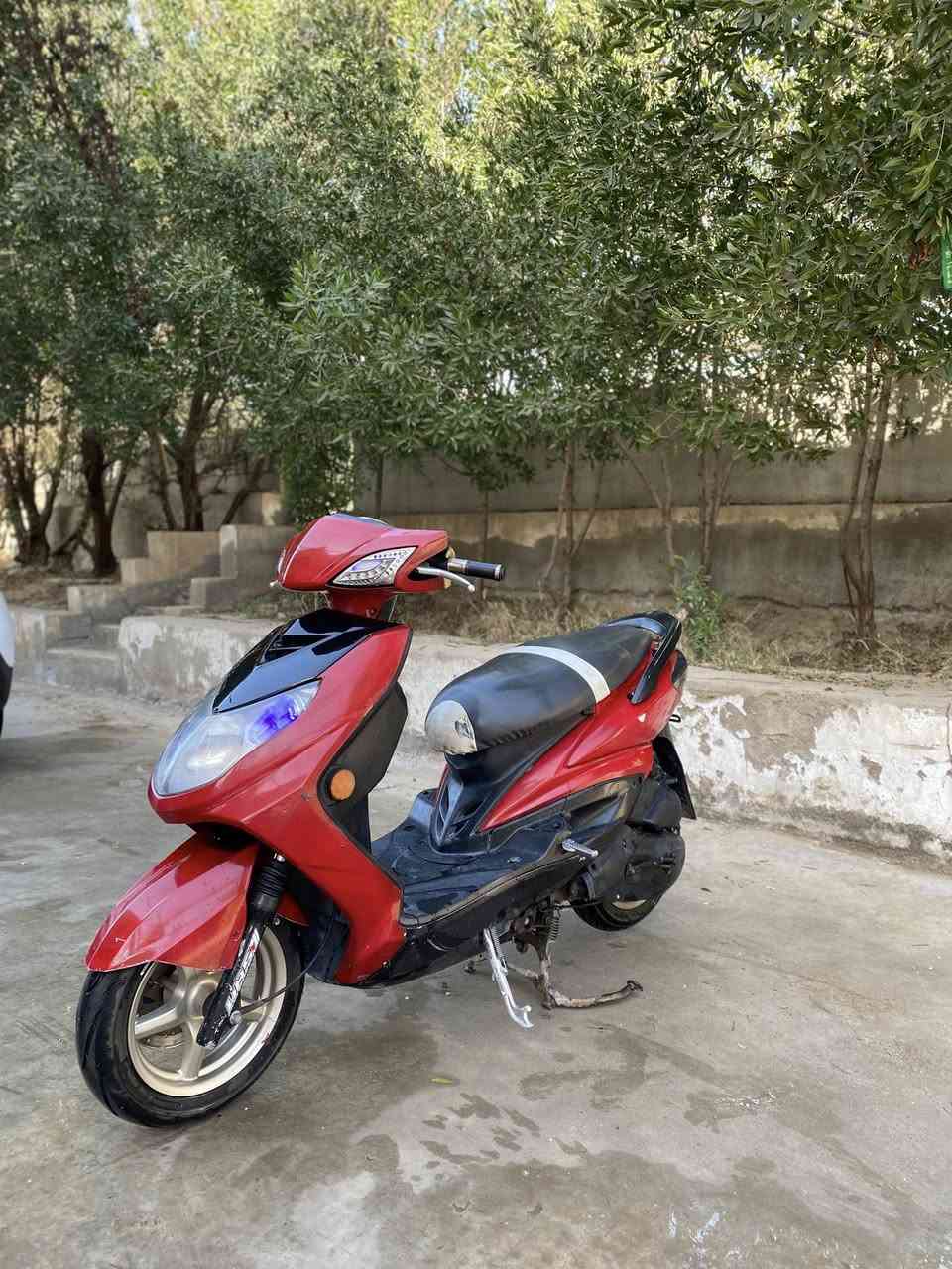 السلام عليكم سكنس فحل الدراجه ما بيها نقص بس تريشه اليمنه طارت من دمشي  دراجه مكفوله عليها ستان رياضي وسلف رياضي مال مكاين كبار بس ما اعرف بوشتها لان ما مفتوحه ♥️ السعر خاص 
ديالى بعقوبه :***********
