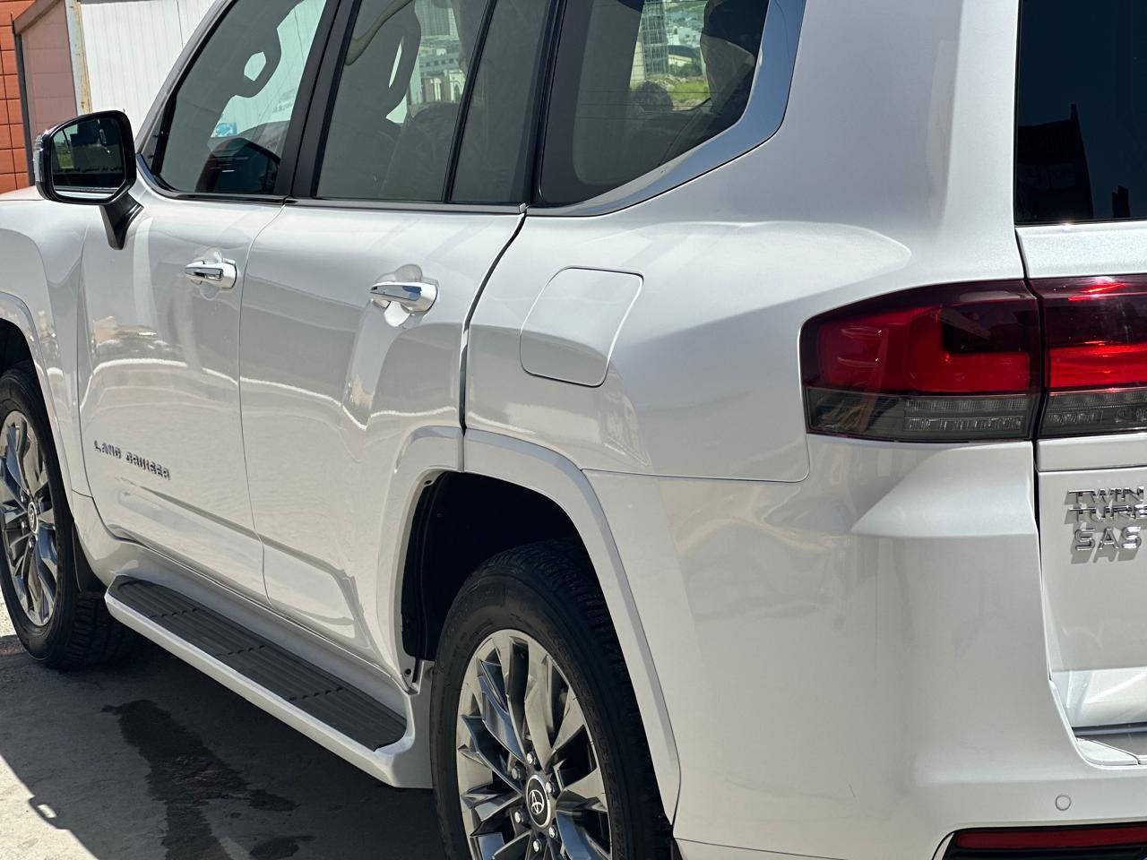 ‏Toyota Land Cruiser2023

بۆ زانینی نرخ 
لایکی پەیج بکە و کۆمێت بکە نرخت پێدەگات

Vxr.twin turbo 
‎کامێرا ٣٦٠ 
‎زەمان شریکە ساز

تایبەتمەندییە گشتییەکان:
کامیرا دواوە
سندوقی کارەبایی
ڕاگری نشێوی
کامیرا پێشەوە
کامیرا ٣٦٠
حەساس
گەرمکەرەوەی کوشن
ساردکەرەوەی کوشن
سلاید
بەسمە
دیاریکردنی خێرایی
جام کارەبایی
هەستەوەری باران
شاشە
ئاوێنەی ڕادار
کۆنترۆڵی پلەی گەرمی ئۆتۆماتیکی
یاریدەدەری برێک لە کاتی فریاکەوتن
کورسی کارەبایی
لایت پێشەوە زینۆن
لایت پێشەوە LED
داتاشۆ
ڕووناکی دەوروبەری ناوەوە
ئەپڵ کارپلەی
شەغال
ئەندرۆید ئۆتۆ
‏ABS
بارگاویکەرەوەی بێتەل
سەلاجە
سیستەمی دەبڵی هەوایی
بلاجکتۆر
کورسی میمۆری
برێکی وەستانی ئەلیکترۆنی
شێوازی لێخوڕین
ئاگادارکەرەوەی دەرچوون لە هێڵ
کۆنترۆڵی ئاوازاوی
داخستنی بێدەنگی دەرگا
سیستەمی دەنگی JBL
کۆنترۆڵی جێگیری ئەلیکترۆنی
ئاگاداری بەریەککەوتنی پێشەوە
سندوق بەبێ بەکارهێنانی دەست
دوگمەی داگیرساندن
فوول لایتی ئۆتۆماتیک
قفڵکردنی ئەلیکترۆنی ئەکسیلی دواوە

سەیارەکە لە سلێمانییە 

ژمارەی خاوەنی 
***********
____________________

تويوتا لاندكروزر 2023 (Toyota Land Cruiser)
المواصفات: VXR Twin Turbo
السعر والمفاجأة بمواصفات الفول الفول، السيارة نظيفة جداً وبحالة 

لمعرفة السعر
سوِّ لايك للصفحة واكتب تعليق حتى يوصلك السع

الشركة.
المميزات والمواصفات:
• كاميرات: كاميرا 360 درجة، كاميرا أمامية وخلفية.
• الضمان: ضمان شركة ساز (Zeman Saz).
• الراحة والتدفئة: كشنات (كراسي) كهرباء مع ميزة التدفئة والتبريد، وخاصية الذاكرة (Memory Seat).
• التكنولوجيا: شاشة كبيرة، نظام صوت JBL، أبل كاربلاي وأندرويد أوتو، شاحن لاسلكي، داتاشو (HUD).
• الأنظمة الذكية: رادار، تحديد مسار، حساسات كاملة، نظام بريك الطوارئ، وتثبيت سرعة.
• الإضافات: سلايد شو (فتحة سقف)، بصمة تشغيل وبصمة أبواب، ثلاجة، صندوق كهربائي (يفتح بالقدم)، أبواب شفط (إغلاق هادئ).
• الإضاءة: لايتات LED وزينون، فول لايت أوتوماتيك، وإضاءة داخلية محيطية.
• الأداء: نظام دفع رباعي، دبل هوائي، قفل دفرنشي (أكسل) خلفي، ونظام ABS مع مانع انزلاق.
• الموقع: السيارة موجودة في السليمانية.

• للتواصل والاستفسار

 (رقم صاحب السيارة): 
***********
