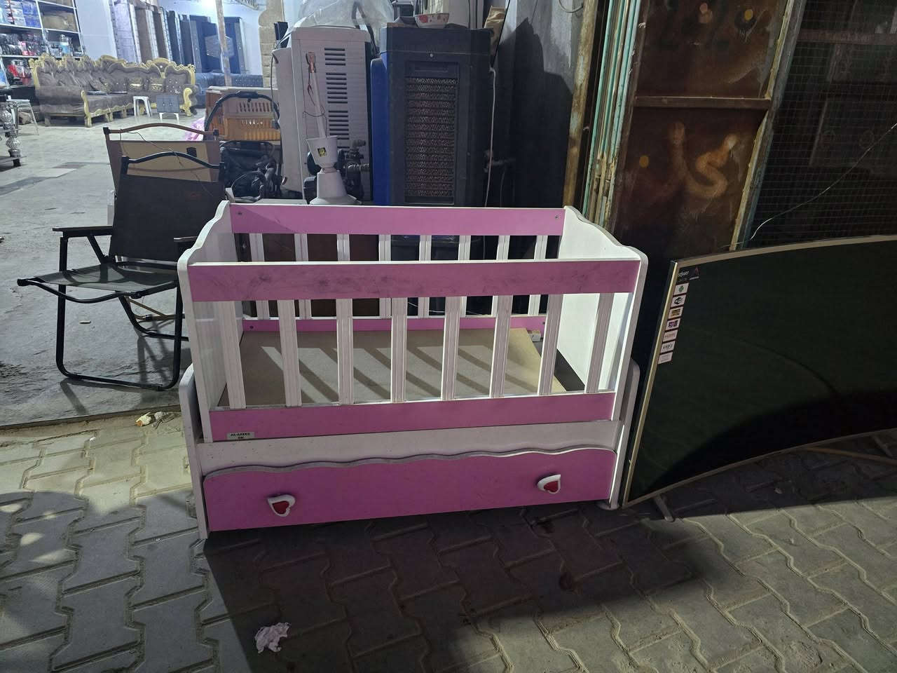 قنفتين تسكام صاج كل قنفه 3 نفرات نظيفات وجاهزات سعرهن 100 باقي الغراض كلمن وسعره العنوان نجف حي العسكري شارع السبيس السايدين خلف سوق المخضر ***********
