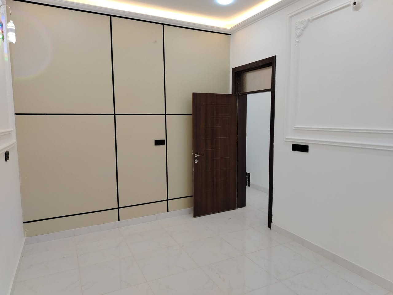 السلام عليكم مشتمل ١٠٠ م للبيع في الخاجية بالخدمات خلف مدرسة النوافل بصف الركن عن شارع 20 طابقين ثلاث غرف نوم بناء جديد محد ساكن بي وبأسمي الاستفسار *********** ☎️
