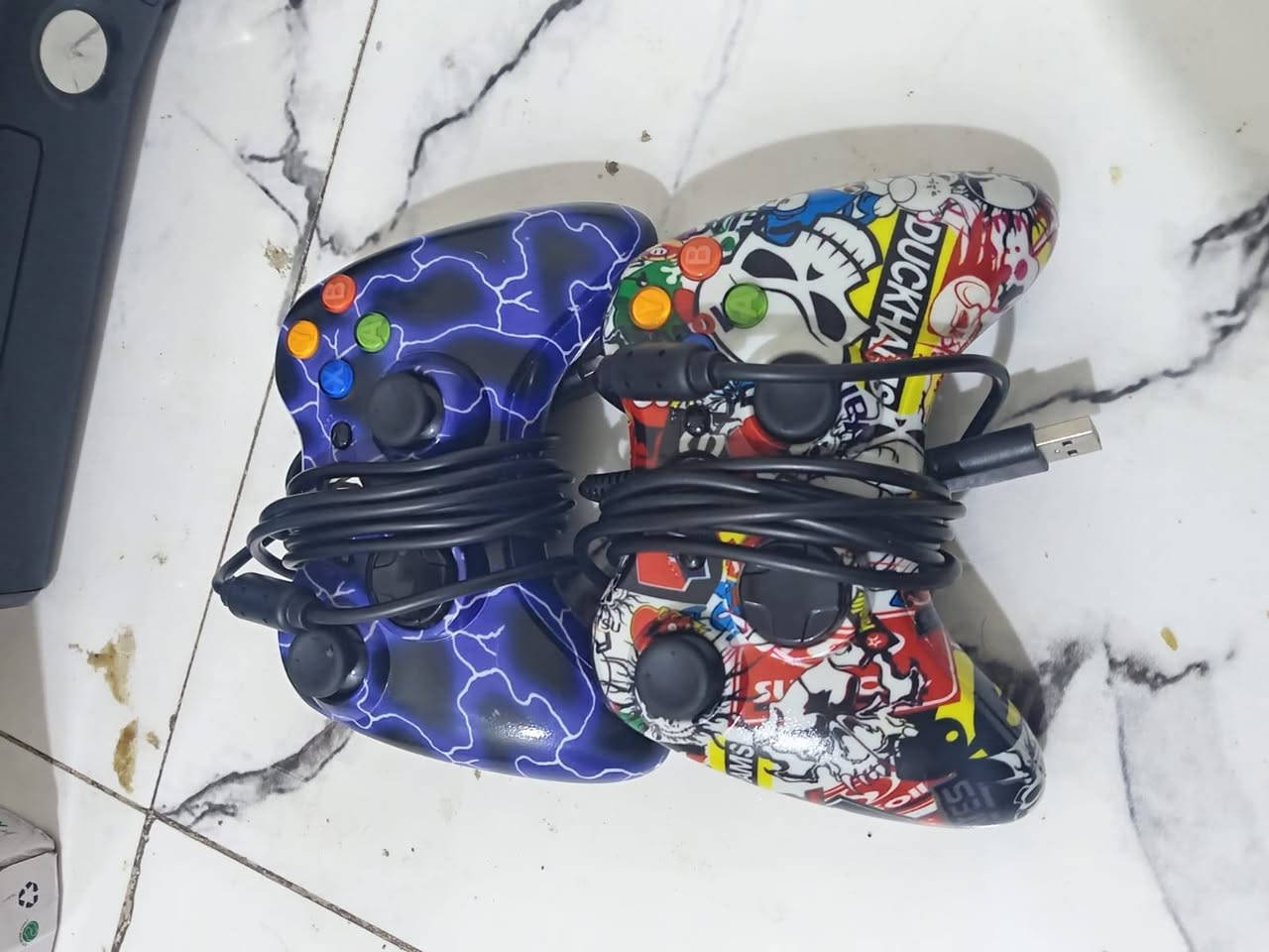 اكس بوكس نضيف جويستكات اثنين معى دركسون
 (الجهاز مهكر) سعر 150 وبي مجال للستفسار ***********
