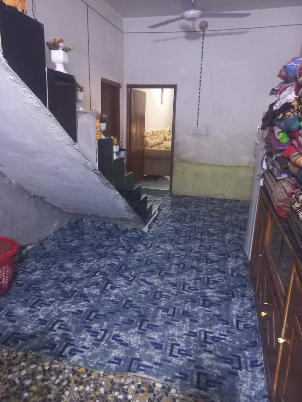 السلام عليكم ورحمه الله بيت زراعي مساحه 430 يحتوي على مضيف 8 4 صاله طعام 6*5 وغرفة  5*4ومطبخ 4*4 وحمام داخلي وصحيات خارجيه وسكف كونكريت والأرضية كاشي مي أسأله وكهرباء قريب على قريه بني عجيل بناءً حديث معروض 40مليون ***********
