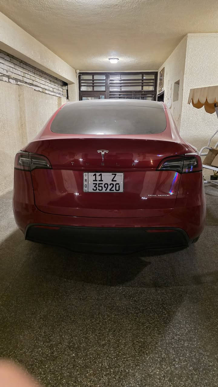 السيارة: Tesla Model Y  Long Range Dual Motor AWD
اي استفسار عن السعر وباقي التفاصيل يرجى الاتصال الخاص مهمل (السعر مناسب جداً ) كل شي مذكور ومرفوق داخل الصور 
*********** 
اونلاين فون كي 
ممشى: 38,000 كيلو
سنة الصنع: 2023
رقم الهيكل (VIN): 7SAYGDEE4PA187927
⚡ البطارية والشحن
نوع البطارية: ليثيوم أيون
الشحن السريع: DC Supercharger، 10–80% خلال 25–30 دقيقة تقريبًا
شحن AC: 220–240V، 16–32A
المدى النظري: ≈ 500 كيلو
🏎 الأداء والمحرك
عدد المحركات: محرك أمامي + محرك خلفي (Dual Motor)
الدفع: كلي كهربائي AWD
التسارع: 0–100 كم/س ≈ 5.0 ثانية
السرعة القصوى: ≈260 كم/س
🌡️ أنظمة التحكم والراحة
نظام تبريد متطور للبطارية والمقصورة
مراوح وكمبريسر متكامل للتحكم بالحرارة
Autopilot جاهز مع إمكانيات القيادة الذاتية
نظام Energy / Consumption لمتابعة الصرف والبطارية
🛋 مواصفات الداخلية الكاملة
1️⃣ المقاعد
مقاعد أمامية كهربائية قابلة للتعديل مع ذاكرة وضعية السائق
مقاعد خلفية قابلة للطي 60/40 لتوسيع صندوق الأمتعة
مقاعد جلدية عالية الجودة (Vegan Leather)
تدفئة المقاعد الأمامية والخلفية
دعم جانبي ممتاز للراحة في المنعطفات
2️⃣ المقصورة والراحة
تكييف أوتوماتيكي ثنائي المناطق (Dual-zone climate control)
فلتر HEPA عالي الجودة لتنقية الهواء
نظام تدفئة وتبريد فعال مع تدفق هواء مخصص لكل منطقة
سقف بانورامي زجاجي بالكامل (Panoramic Glass Roof)
إضاءة داخلية LED قابلة للتخصيص
3️⃣ الشاشة والتحكم
شاشة لمس مركزية كبيرة  (Touchscreen)
شاشة خلفية
التحكم في كل وظائف السيارة من الشاشة:
نظام الملاحة
الوسائط الترفيهية
الكاميرات والرادار
تكييف الهواء والتحكم بالمقاعد
عدادات رقمية رقمية أمام السائق
تحديثات برمجية أوتوماتيكية عن بعد (OTA)
4️⃣ الوسائط والترفيه
نظام صوت فائق الجودة (Premium Audio System)
مدخل USB-C للأجهزة الأمامية والخلفية
بلوتوث / واي فاي / تطبيق Tesla فون كي 
إمكانية بث الموسيقى والفيديو عبر الإنترنت
5️⃣ أنظمة السلامة والمساعدة
كاميرات 360 درجة + حساسات ركن أمامية وخلفية
تحذيرات مغادرة المسار + نظام الحفاظ على المسار
Autopilot (قيادة شبه ذاتية)
فرامل أوتوماتيكية للطوارئ
مستشعرات ضغط الإطارات TPMS
6️⃣ التخزين والمرونة
صندوق أمامي (Frunk) + صندوق خلفي (Trunk) واسع
مساند قابلة للطي لتوسيع مساحة التخزين
أماكن لتخزين الأدوات والحقائب الصغيرة
منافذ طاقة 12V داخلية
مقاعد وأرضية مقاومة للاتساخ
مساند رأس قابلة للتعديل
شاحن 32 اصلي 
وباقي مواصفات التيسلا العادية
