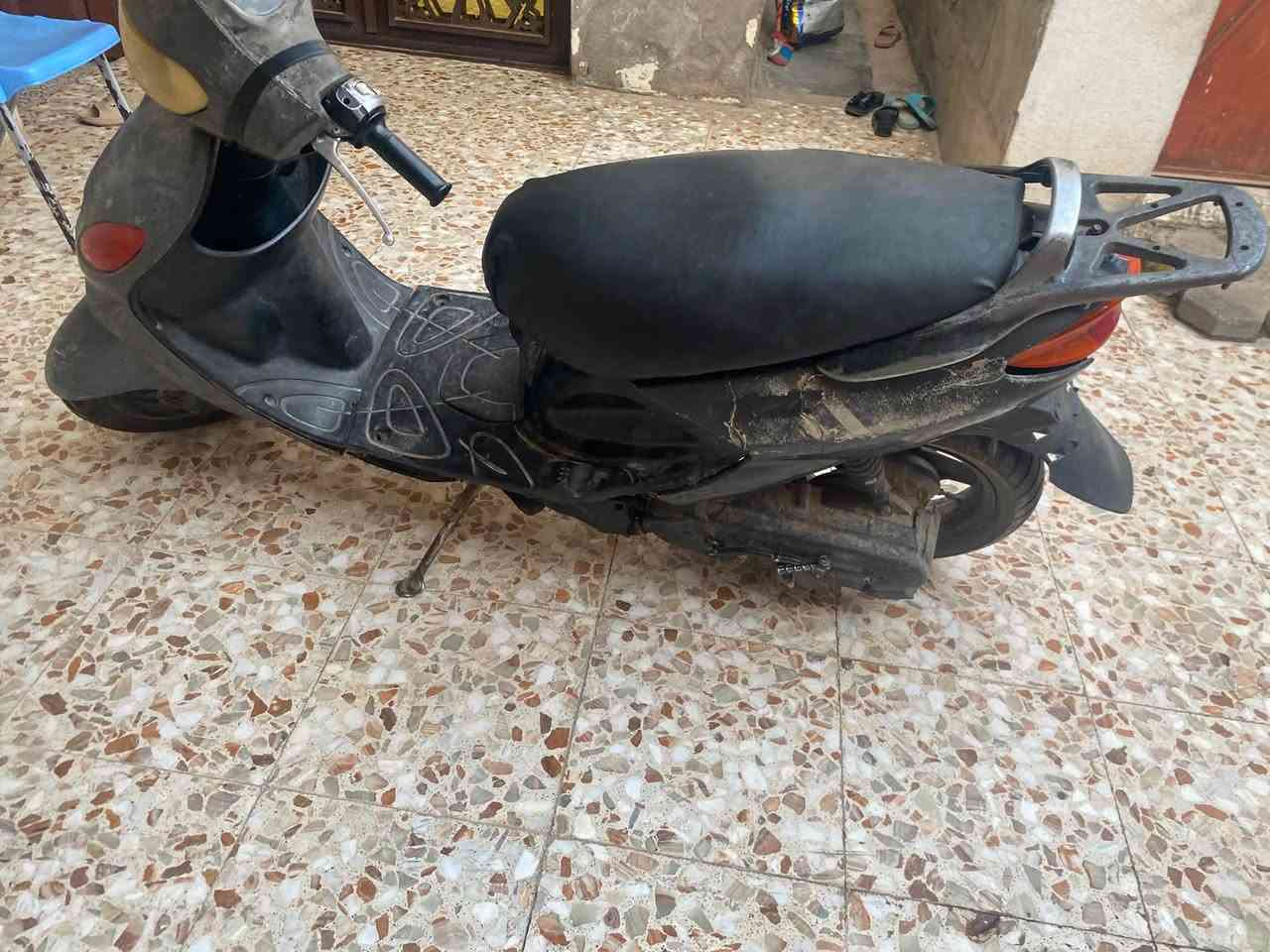 دراجة لكزز مفتوحة شلعة قويه اشاير لايت شغال سلف ما يشتغل ما اعرف شنو نقصه هندر واحد ب٢٠٠ وبيها مجال بسيط رقمي ***********
