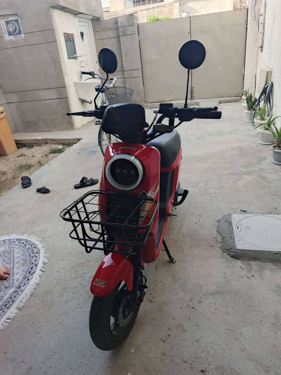 🔥 للبيع دراجة R9 الكهربائية 🔥
بطارية 32V نظيفة جداً، استعمال أقل من شهر 
بيها 3 سرعات 
شخطات خفيفة جداً وما مأثرة ع أي شي 
الدراجة مرتبة وتوصلك
السعر: 550 بيها مجال
المكان: بغداد حي العامل
تواصل ***********
