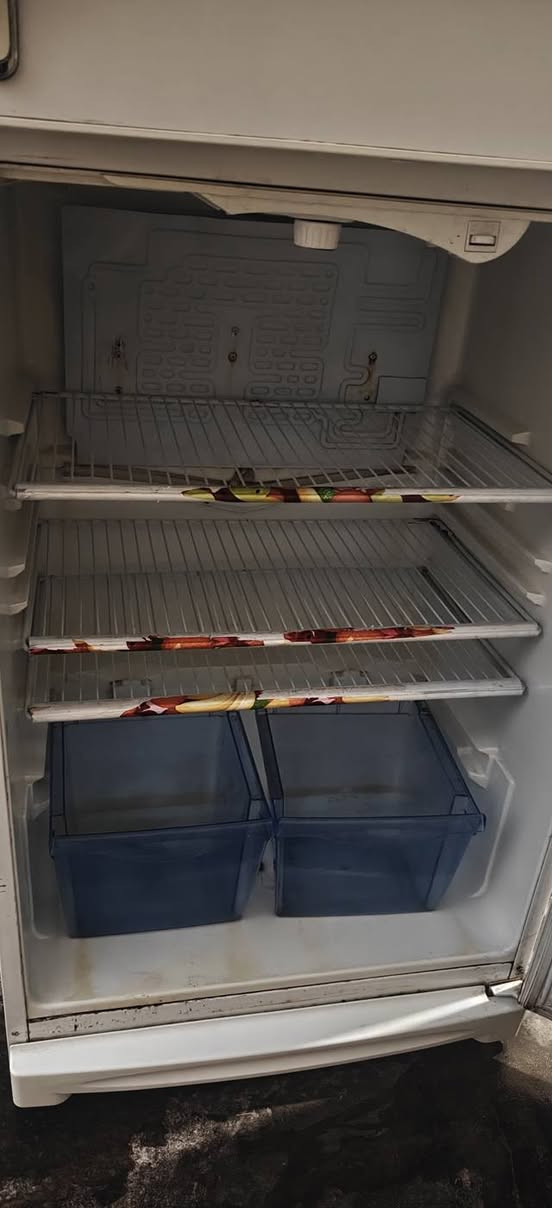 السلام عليكم للبيع ثلاجه نضيفه شغاله شرط التجميد حجمها جبير سعره 100 الف عنواني شارع المعمل يم نزلة ال فياض ***********
