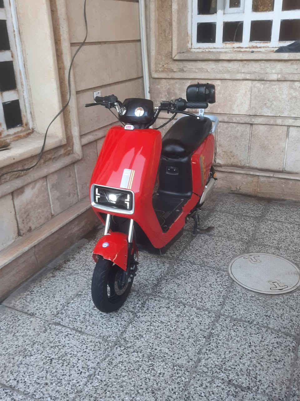 سلام وعليكم درجه نوع F6سبوره 
اربعا بطاريات 20امبير 48فولت 
بريكات هدروليك 
دبلاه المامي دهن والخلفي غاز 
بيها مساحته تخزين حلوه 
بيها قاطع دوره 
بيها مساعد سكليتر 
ليت علي ناصي رماش 
اشاره يمنه اشاره يسره 
كشن مريح 
سعر الدرجه 550الف بيها مجال 
درجه صارلها 3شهور
***********
