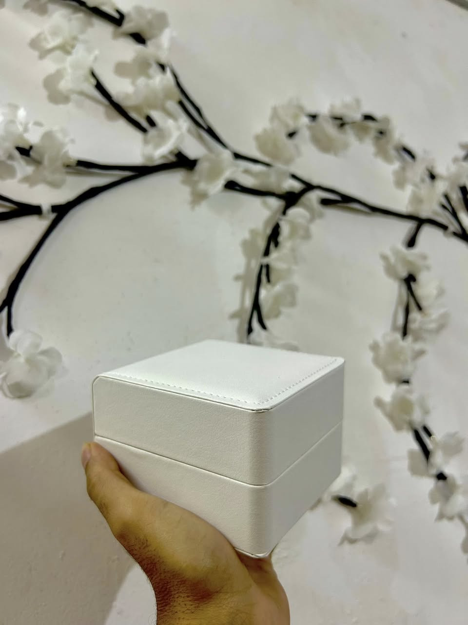 كشخة أهل البصرة.. ساعة أورينت "الـ 3 نجوم" بالباكيت الملكي! 🌟🎁
لكل من يبحث عن الأناقة والهدية اللي تبيّض الوجه.. وفرنا لكم من جديد ساعة Orient 3 Stars (كوبي درجة أولى) بتصميمها الأسطوري المعروف بـ "الثلاث نجوم"، تأتيكم داخل علبة جلدية بيضاء فاخرة لتكتمل هيبتك وتألقك.
✅ المواصفات:
علامة الـ 3 نجوم: التصميم الكلاسيكي المفضل لعشاق الساعات.
سوار ستانلس ستيل: رزين ومريح جداً في اللبس.
عقارب فسفورية: مؤشرات تضيء في الظلام بوضوح.
عرض مزدوج: اليوم والتاريخ بشكل دقيق وأنيق (عربي/إنجليزي).
تأتي بباكيت الغلاف الكامل كقطعة جديدة تماماً.
💰 السعر الصدمة (الساعة + العلبة الفاخرة): 40,000 دينار فقط!
📍 الموقع: البصرة - متوفر خدمة توصيل سريعة جداً بالدراجة لباب البيت لكل مناطق المركز.
📢 الضمان: من حقك تفتح الباكت وتفحص الساعة وتتأكد منها قبل ما تستلم (الثقة شعارنا).
📞 للحجز والاستفسار: راسلنا الآن على الخاص (Direct) أو علق بكلمة "تم".


**إذا كنت صاحب هذا الإعلان وتريد حذفه لأي سبب، رجاءا أرسل رسالة إلى الدعم الفني**