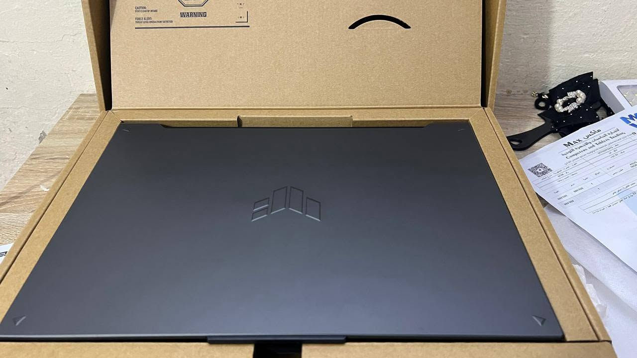 للبيع: لابتوب غيمنغ ASUS TUF Gaming F16 (إصدار 2024) بحالة الوكالة (كسر زيرو) 💎
يا شباب اللابتوب **ASUS TUF Gaming F16** موديل **FX607VJ**، الجهاز غني عن التعريف بقوته وأدائه بالالعاب القوية والمونتاج والدراسة.

**حالة الجهاز:**

* **النظافة:** 100% بحالة الوكالة، خالي من أي شخط أو زلغ نهائياً (لا بالشاشة ولا بالبدن).
وما مفتوح ابد
* **الملحقات:** باكيت الشركة الأصلي موجود بكامل غراضه وملحقاته، وwith وصل الشراء والضمان ماله بعدة فعال (مشتري من شركة ماكس MAX المعروفة ).
* **مدة الاستخدام:** استخدام خفيف جداً ونظيف مال 6 أشهر تقريباً.

**المواصفات القوية:**

* **الشاشة:** 16 إنش بدقة عالية FHD+ (WUXGA) وبتردد **144Hz** سريع جداً ومريح للعين.
* **المعالج:** Intel Core 5 210H جيل حديث للأداء العالي.
* **كارت الشاشة:** NVIDIA GeForce **RTX 3050** بسعة **6GB** (الإصدار الجديد الأقوى مو الـ 4GB القديم).
* **الرام:** **16GB** من نوع DDR5 السريع.
* **التخزين:** **512GB SSD NVMe** سريع جداً بإقلاع النظام والألعاب.

📍 **الموقع:** البصرة.
💰 **السعر المطلوب:** 980,000 دينار


**إذا كنت صاحب هذا الإعلان وتريد حذفه لأي سبب، رجاءا أرسل رسالة إلى الدعم الفني**