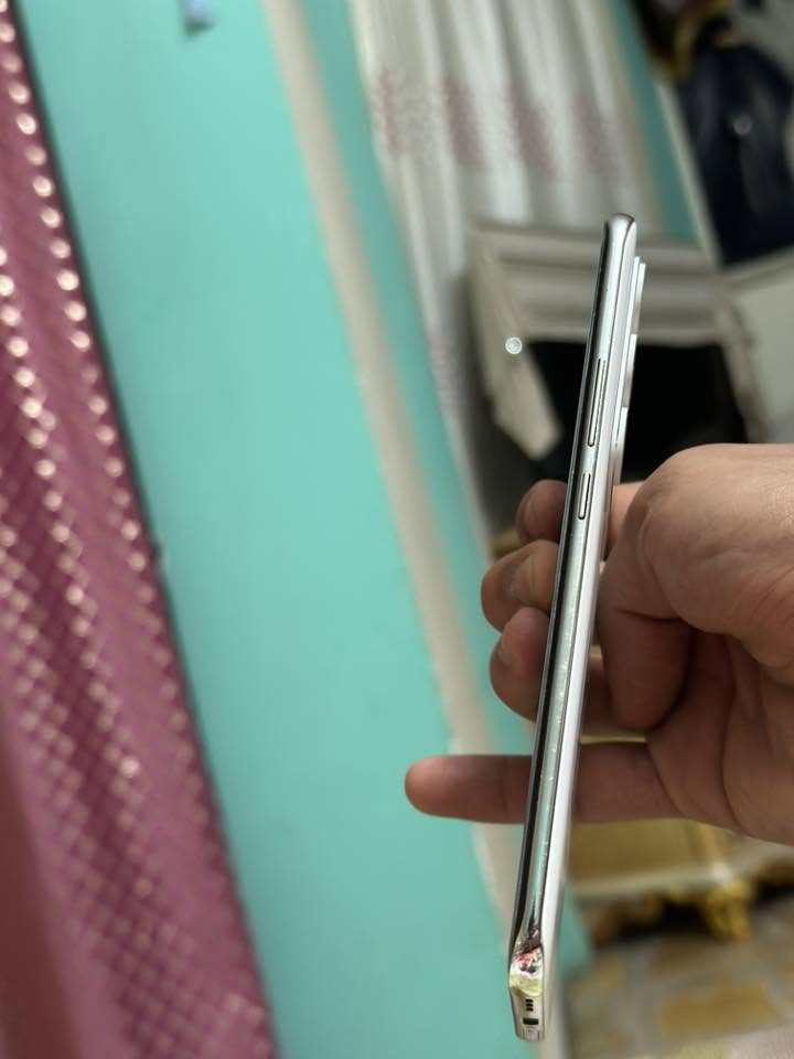 سلام عليكم من رخصة لادمن عندي هذا جهاز للبيع ذاكره 256تجي شاشه مضلعه قبل شهر هيج من شتريته السعر 200 الف مكاني بعدا. شراي اتصل 
***********
