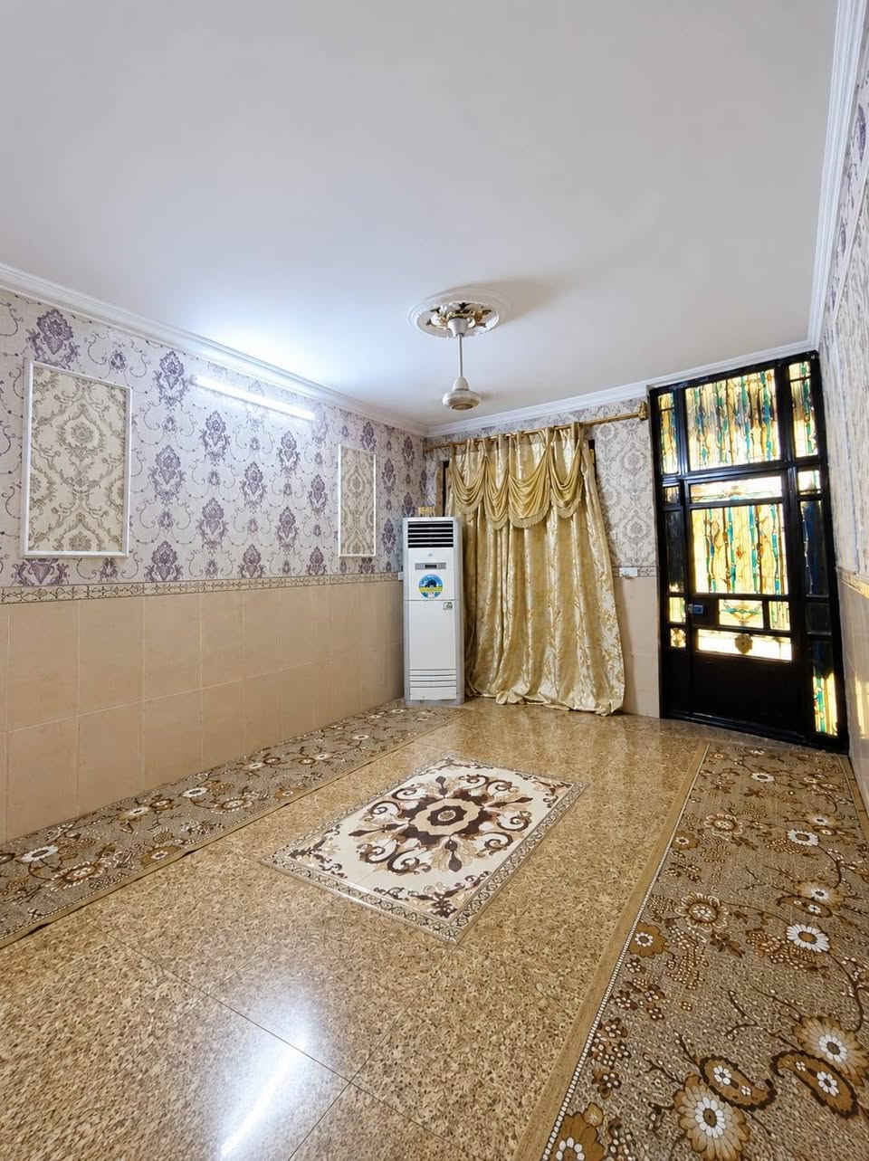 السلام عليكم
دار للبيع مساحة120متر 
واجهة 6 النزال 20 
يتكون  الطابق  الأول  من كراج  حمامات  خارجيه   وأيضا  مدخلين. الاستقبال  وصاله 
واستقبال  وصاله ومطبخ  حار وبارد  وغرفة  وترك  ع طول البيت  اما الطابق الثاني  غرفتين  نوم  وحمام وبيتونه  
للاستفسار  ع الرقم***********  ويوجد  واتساب 
العنوان   البلديات  محله 726. 
( البيت  طابو ملك صرف )
