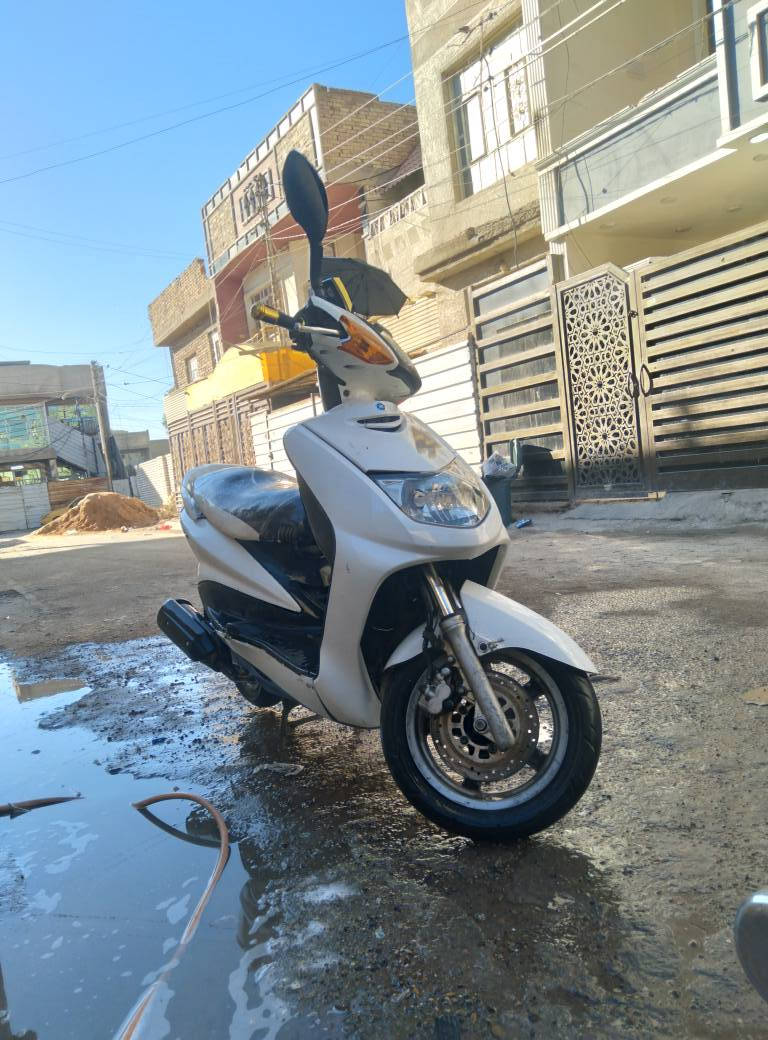 السلام عليكم
سكنس 110 ياباني 

كهربائيات كلها شغاله 
لايت عالي ناصي زنون + نشرة احمر + بنفسجي 
هندر + سلف جديد 
باتري جديد ماركة HIS
ستاند كهربائي + هورن
ام بي ثري 

سعر 400 و بيها مجال حك جيه 
مكاني شعلة - مقابل مستشفى شعلة (مستشفى باقر الحكيم)
رقم ***********
