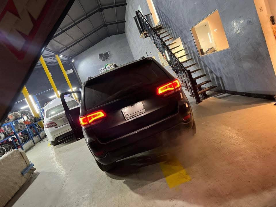 جيب - TRAILHAWK لون فيلي او رصاصي غير محدد 
‌‎ موديل: 2014
‌‎اللوحة: بغداد تحويل مباشر 
آلفئة: TRAILHAWK 4X4
—————————
دفع رباعي 4×4 مفصول
5 وضعيات قيادة
وضعية اسبورت 
گير طيارة
بصمة
مقاعد مخمل جديد ونظيف جداً
مقعد السائق كهربائية 
نضام خرائط  GPS
حساسات خلفية
كاميرا خلفية 
دمام خلفي 
كير عادي خلف الستيرن ( شفتات )
كشنات ترايل هوك
باتري جديد فيت بمب جديد صدر جديد 
داخل صاج خشب اسود 
ستيرن كهرباء يرتفع وينزل 
وباقي مواصفات ترايل هوك معروفه صدر جديد تايرات جديد دهن اصلي وبانزين محسن عليها بولش وتكحيلات 
السيارة كلش نظيفة محركها وكيرها وغراضها
 6 سلندر مكينة جديدة بدلت الها ماشية 11 الف من گصة ضمان تراي للبصرة انطيك ضمان سنة كاملة بالمكينة لان بيدي گصيتها  
السياره أمريكي حادث خلفي عكس السائق صور الحادث بالمنشور 
السياره بيها جاملغ امامي شخط ونرش بالعراق كلير
اريدها ب183 وبيها مجال  ترهم مراوس مع جارجر 
للاستفسار  
 *********** اتصال فقط 
*********** واتساب فقط
