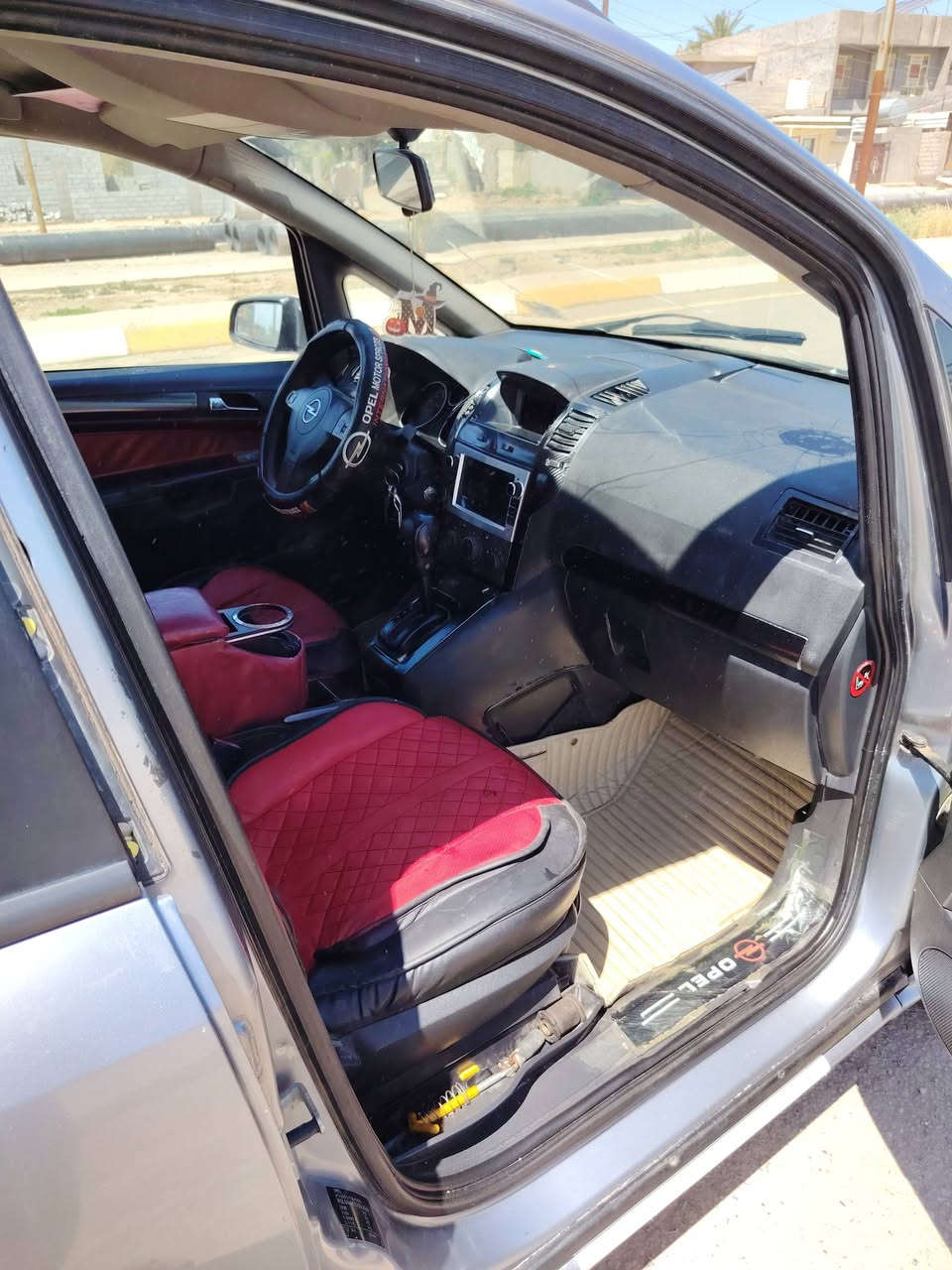 ​نوع السيارة: أوبل زافيرا (Opel Zafira).
الموديل: 2007.

​السعة: 7 راكب.

​المحرك والكير: محرك 1600، كير أوتوماتيك (بحالة ممتازة).

​ بدون أي صبغ نهائياً، والجسم سليم جداً بدون أي خياس و الكشر بلادي 

​ شاشة تدعم نظام CarPlay + كاميرا خلفية عالية الدقة.

​ تخم تاير جديد 

​الكهربائيات: داخلية السيارة نظيفة جداً، وجميع الكهربائيات شغالة 100%.

​تبريد السيارة عاطل 

​السعر المطلوب: 49 ورقة وبيها مجال بسيط 

​للتواصل والاستفسار:

واتساب أو اتصال: ***********

العنوان (ديالى -  بعقوبة)
