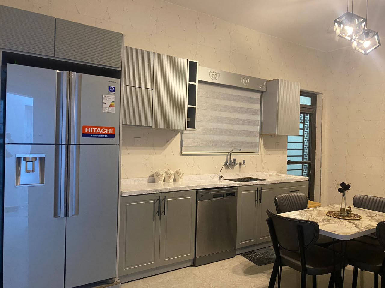 كاونتر جديد نوعية راقية جدا شغل الشمال
قطعتين قطعة حرف L  قياس ٤ ب ٢ متر 

وقطعة قياس ٤.٢٠ متر 

 السعر ٣ مليون وربع مع فرن كهربائي+ طباخ منضدي تركي + دبة غاز 

التواصل على الرقم ***********

العنوان فلوجة / مجمع الزهور الاول قرب سيطرة الموظفين
