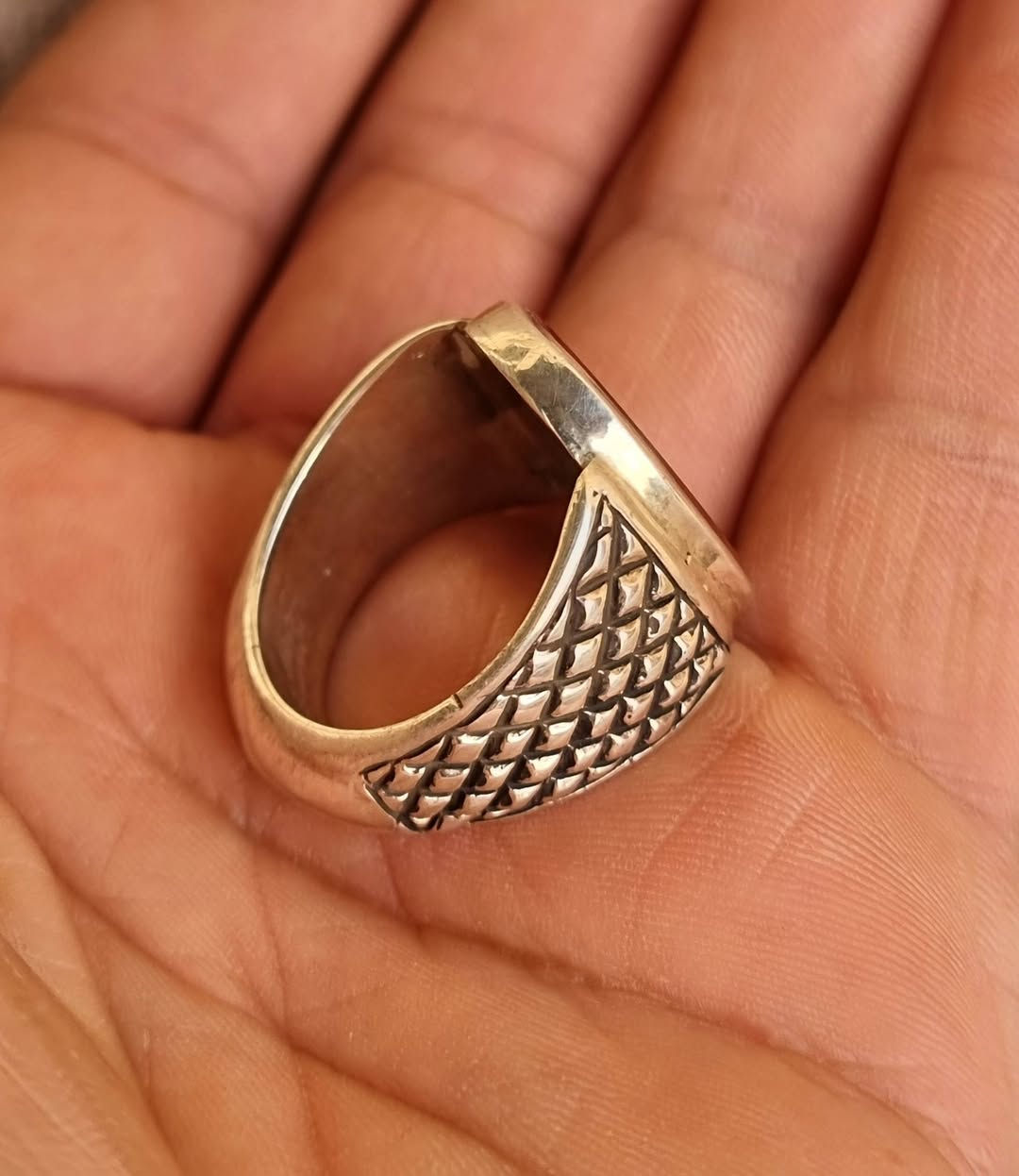 عقيق يماني زعفران مخطوط خط يدوي المبدع الأستاذ السيد علي ابو غربان  🔥 امن المتوكلون 🔥بصياغه يدويه ثقيله للبيع مكاني بغداد يوجد توصيل إلى جميع المحافظات للبيع فقط فقط أحبتي الغوالي ما اراوس بس ابيع 
***********
