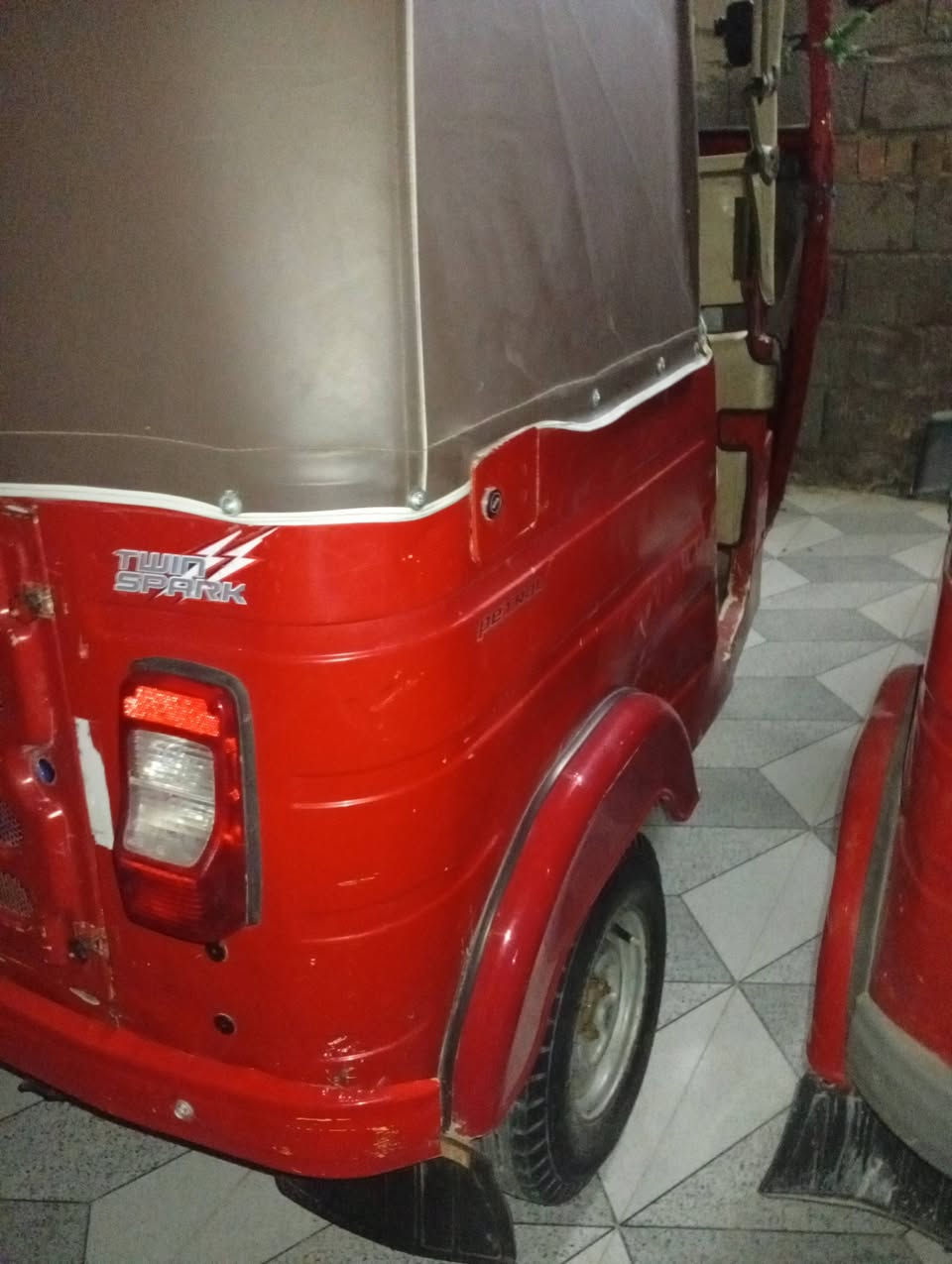 تكتك 18 شهر 10 مكفوله من لتنقيص ولتبخير  وبيه ضربه بلغد والصفحه لورا.  مرقمه وسنويه السعر 5و300 وبيه مجال الاتصال ع رقم ***********
