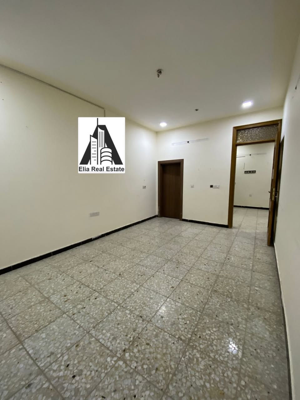 مكتب إيليا للعقار
للأيجار في السيدية 
تجاري او سكني 
مشتمل أرضي معزول عزل تام 
مساحه 175 متر مدخلين 
يحتوي على : طرمه و مدخلين 
استقبال ومطبخ وهول حولي 
وغرف نوم عدد 3 وصحيات عدد 2 
ومناور عدد 3 
الدار نظيف جداً وجاهز للسكن 
الموقع : السيدية الاقتصاديين قرب شارع 40 موقع تجاري ونشط يصلح للسكن او تجاري .. 
الايجار مليون وربع  بي مجال
للاستفسار 
***********
