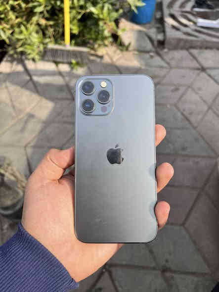 السلام عليكم ايفون 12 برو ماكس 
ذكرتة 256 بطارية 87 وتر ما مفتوح 
بي هاي بل كلاس ما بينه وما مثر عليه 
اصلن بدون ملحقات نضافه 100/100
السعر 375 قفل مكاني بغداد العبيدي 
الهاتف ***********
