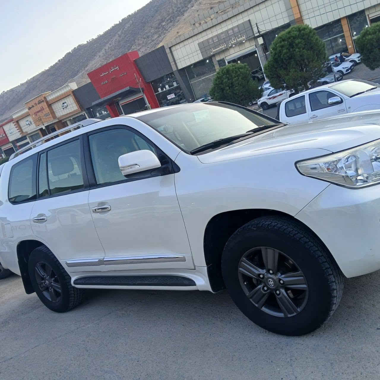 Toyota land gruiser 2014
بێ سبوغ تەنها یەک ساردی هەیە ڕقم سەنەوی نوێیە 154هەزار رۆیشتوە نرخی 360وەرەقەومحالێکی کەم 
مۆبایل *********** أربيل, العراق
