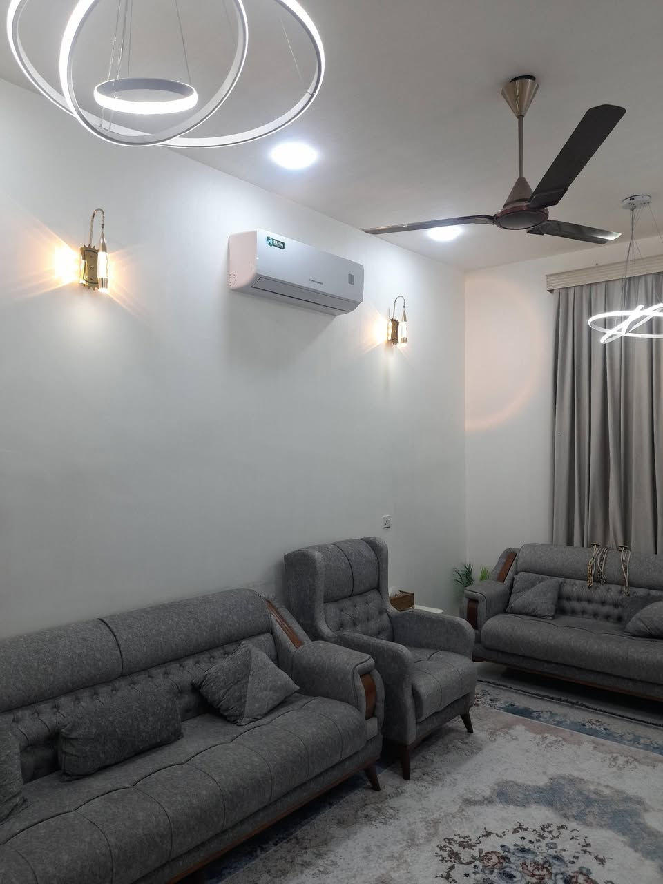 السلام عليكم مشتمل للبيع خاجيه جرحى ٩٠٠٠ مساحه البيت ١٠٠م ٥×٢٠شارع ١٢ سنه بناء ٢٠٢٥ بناء حديث طارمه صحيات خارجيه استقبال صاله مطبخ صحيات داخليه غرفه نوم طابق الثاني صاله ٩×٤/٥مع حمام السعر ١٠٥ اي استفسار ***********
