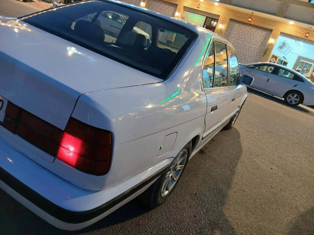 سلام عليكم بي ام 525 مديل 89  رقم بغداد بسمي سياره كامله من كلشي نقص بس تبريد  مصبوغه حزام جماليه كير اتو محرك مفتوح السعر 55  مكاني بغداد الشعب موبايل ‏‪***********‬‏
