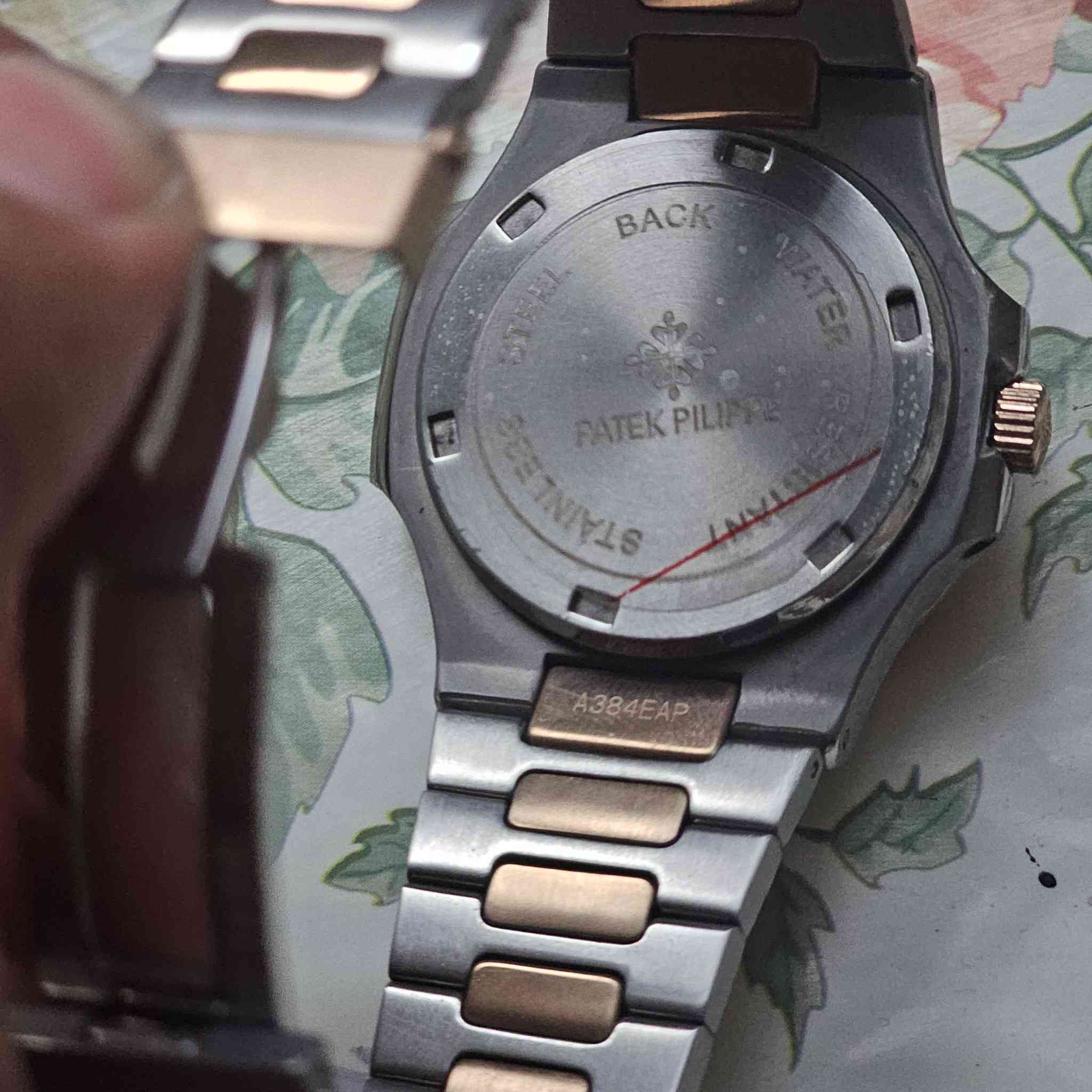 ماركة باتك فيليب ؛ جنيف ساعة غير مستعملة 
فقط واكفة باتري فقط قيم و اخذ لاتكسر بسعرها


**إذا كنت صاحب هذا الإعلان وتريد حذفه لأي سبب، رجاءا أرسل رسالة إلى الدعم الفني**