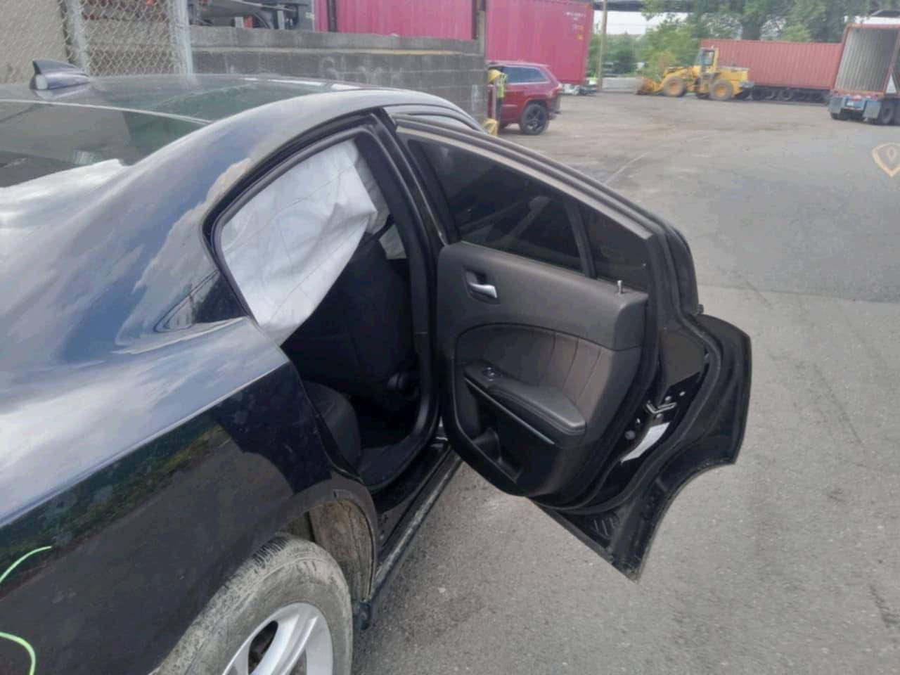 السلام عليكم جارجر ٦سندر موصفات SXT شاشه كبيره و كرسي السائق كهرباىي ضربتها موضوها بل صوه و الجاملغ مفتحوه من جهت بصف السائق الامامي لغرض تطبيك ماشيه ٩٠ الف موديل ٢٠٢٣ رقم الهاتف ***********
