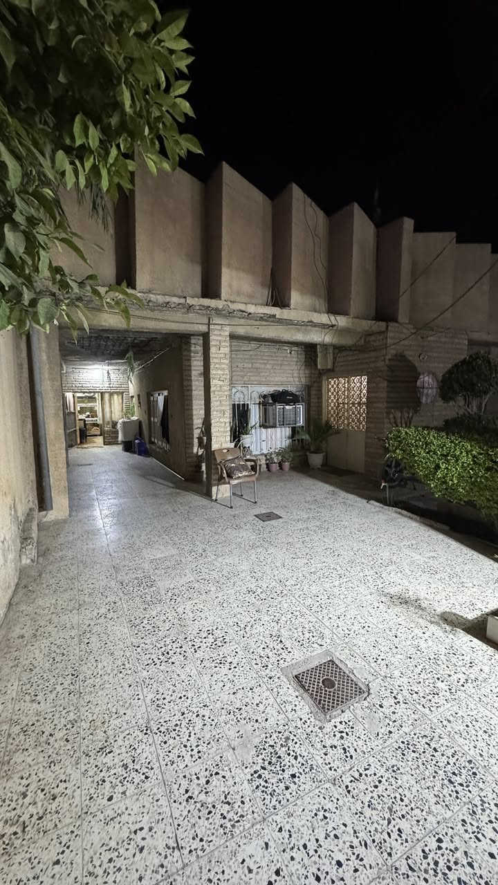 السلام عليكم دار للبـيع المساحة 240 طابو ملك يحتوي 3 غرف + مطبخ وحمام عدد 2 خارجي وداخلي العنوان ديالى بعقوبة حي المعلمين شارع مطعم الوان السعر مناسب الاستفسار الاتصال واتساب او هاتف ***********
