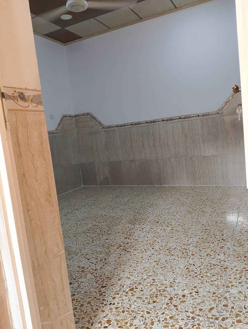 بيت ملك  للبيع طابقين  مساحه 100متر
الطابق الاول غرفتين 
ومطبخ وصحيات والطابق الثاني غرفتين 
الموقع حي الابار مقابل ثانوية ام سلمه للبنات وابتدائية حمزه 
السعر 87 وبيها مجال الرقم ***********
