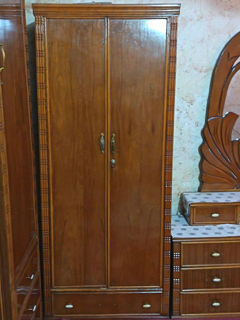 غرفة نوم لبيع نظيفة جداً السعر 750 وبيه مجال من غير الدوشك مكان حله الثورة ***********

