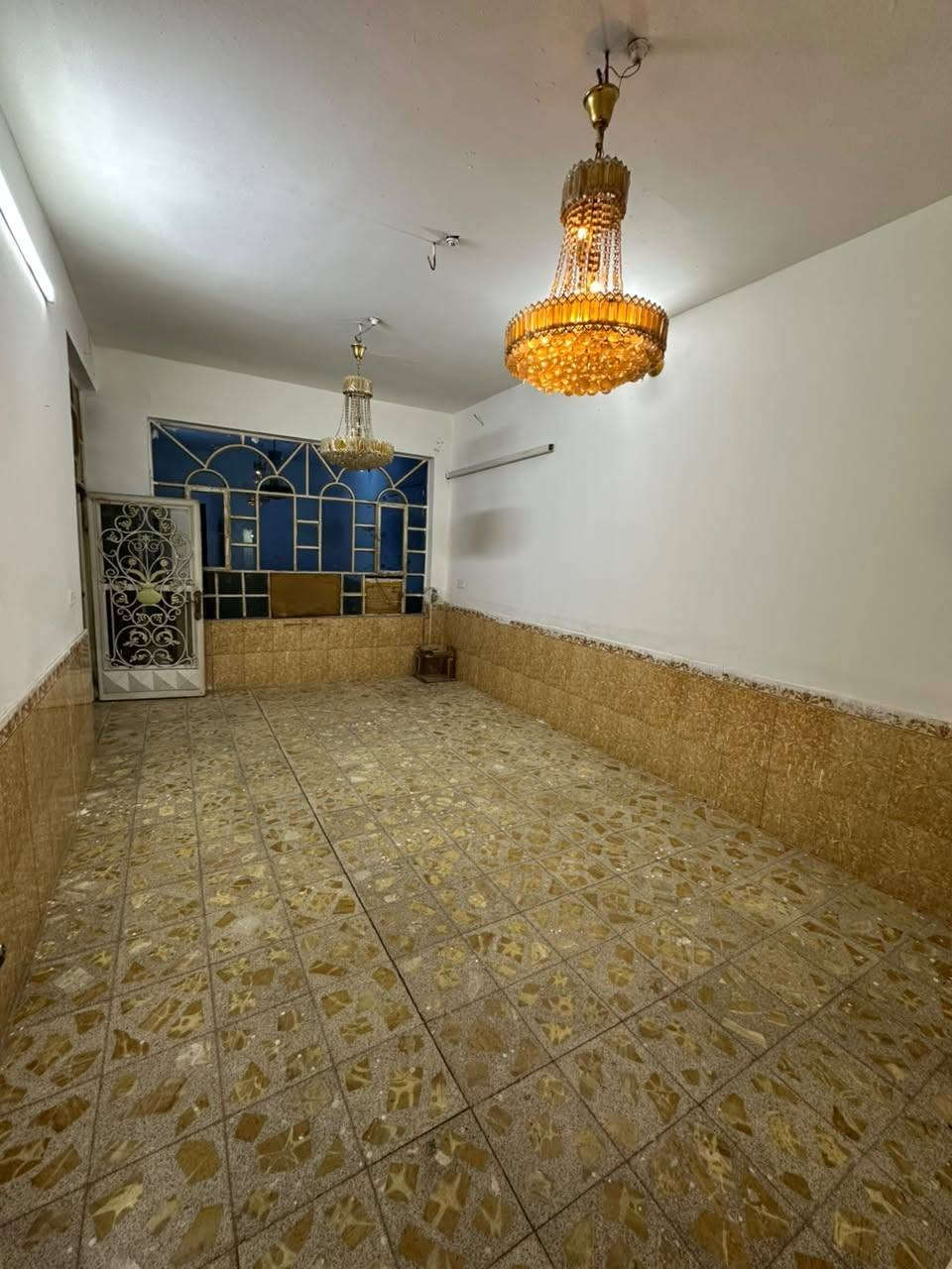 السلام عليكم ورحمة الله وبركاته 🏛️🏛️🏛️

عقار للرهينة مساحتة ١٦٠م بحي الجمعيه بصف الركن شارعه مفتوح على سايدين مكتب الرشيد خدمات كامله مدارس سوك خطوط نقل تبليط ومنطقتة جيدا جدا يتكون البيت من غرفة نوم وصالة ومطبخ واستقبال مع صحيات وتخاريج وطارمه جبيره وفوك غرفه بس سقف ثانوي مابيها المده سنه او سنتين حسب رغبة الرهان البيت فارغ وجاهز لسكن وطني مولده بي تانكي كيزه ماطور ماي للأستفسار أكثر الأتصال على الرقم التالي *********** جاسم الكرعاوي يتوفر واتساب تواصلوا وبخدمتكم 🏛️🏛️🏛️
