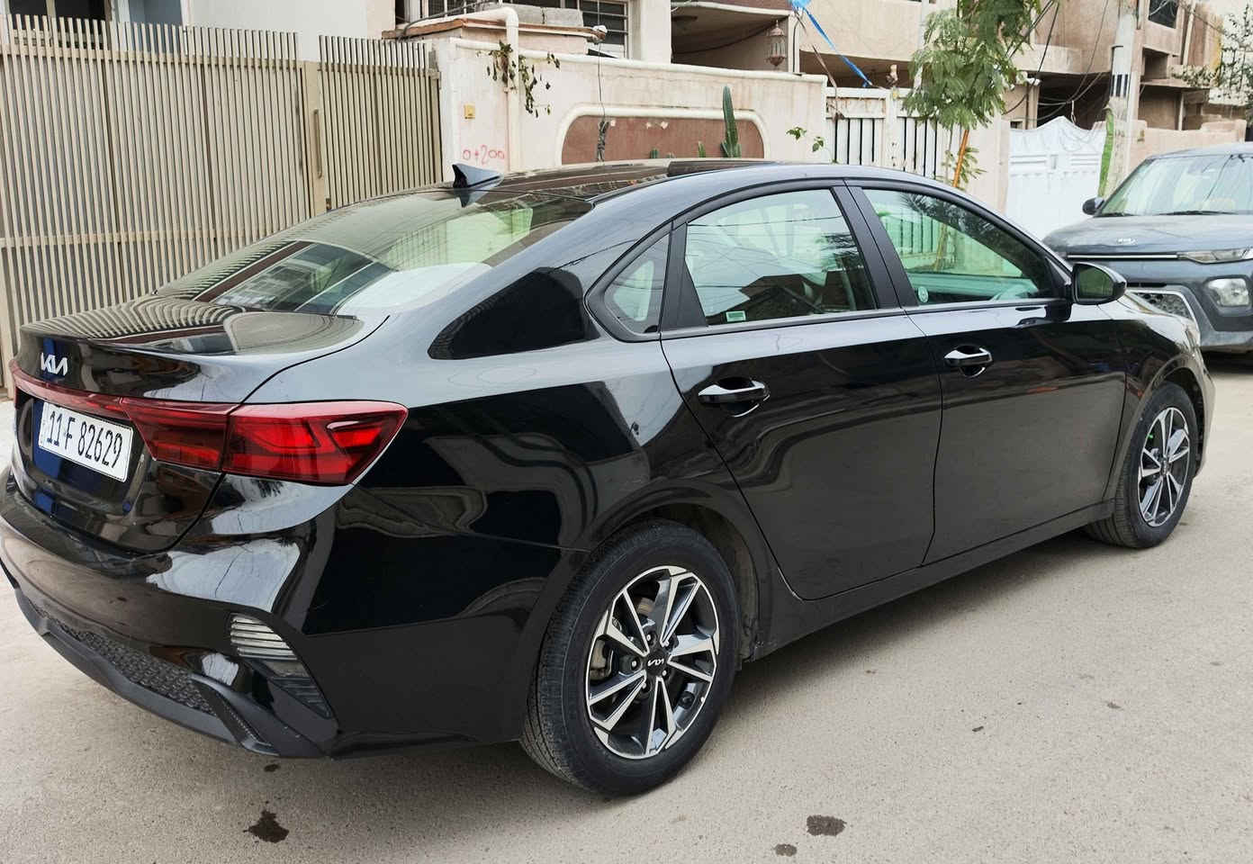 السلام عليكم كيا فورتي موديل 2024 لون اسود رقم بغداد الدولي الجديد بأسمي السياره اني مستوردها ومرقمها على ايدي صور حادثها موجوده بالمنشور تبدل بيها جاملغ وبنيد وصبغ باب السايق مواصفات السياره Lx السياره حاليا نقصها التبريد فقط وبيها فعسه بالجاملغ الامامي جهة الصدر محتاجه بارد 
مكان السياره الدوره حي الصحه 
للاستفسار *********** الفارس, صلاح الدين
