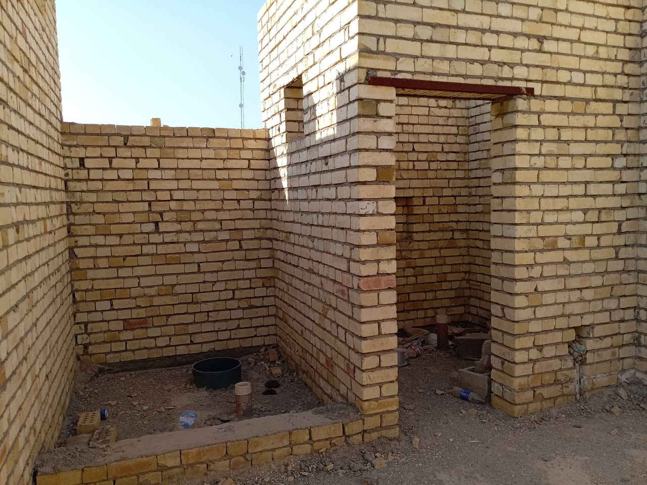 هيكل للبيع مساحة 200متر
غرفتين + حمام +مطبخ+هول +مضيف+حمام خارجي 
طابو زراعي
السعر 47  
مقابيل قاعة اوسكار الجهة الثانية
يبعد عن الشارع العام دقيقتين 
التواصل ***********
