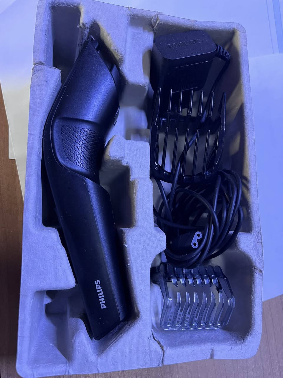 Philips Series 3000
أداء قوي وجودة عالية تمنحك حلاقة دقيقة وسهلة في كل مرة. مزودة بشفرات ذاتية الشحذ للحفاظ على كفاءة القص لفترة طويلة، مع 13 مستوى لتحديد الطول بما يناسب جميع الاحتياجات.

تعمل بالكهرباء المباشرة لتوفير قوة ثابتة أثناء الاستخدام دون ضعف في الأداء، كما تتميز باستهلاك منخفض للطاقة، ويمكن تشغيلها عبر الباور بنك باستخدام مصدر طاقة مناسب، مما يجعلها خياراً عملياً للاستخدام في المنزل أو أثناء التنقل.

المواصفات:

* شفرات ذاتية الشحذ
* 13 مستوى لتحديد الطول (0.5 - 23 مم)
* تشغيل كهربائي مباشر
* استهلاك منخفض للطاقة
* أداء ثابت وقوي
* تصميم مريح وسهل الاستخدام
* جودة أصلية من Philips

حلاقة احترافية، جودة موثوقة، وأداء يدوم


**إذا كنت صاحب هذا الإعلان وتريد حذفه لأي سبب، رجاءا أرسل رسالة إلى الدعم الفني**