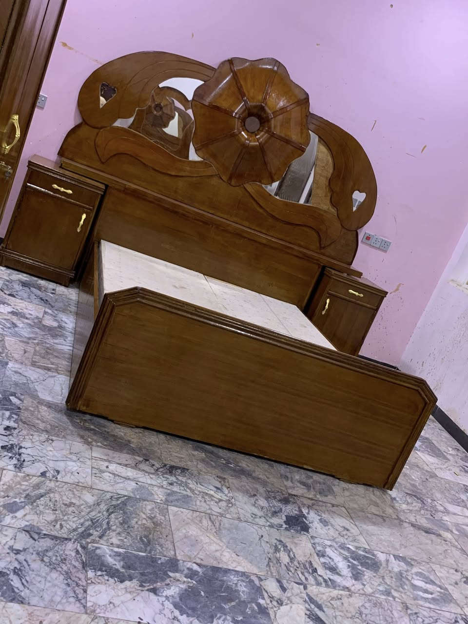 من رخصت مدير محترم الغرفه خمسه ملحق صاج تفصال درجه اولى خشب ثقيل داخل وخارج صاج نضيفه اي ضرار مابيه ضهر جرجوبه تخت جربايه صاج بلوك نقوش كله صاج يدوي السعر 500 رقم هاتف *********** بغداد مكلفه بالنشر اتصال عل رقم فقط
