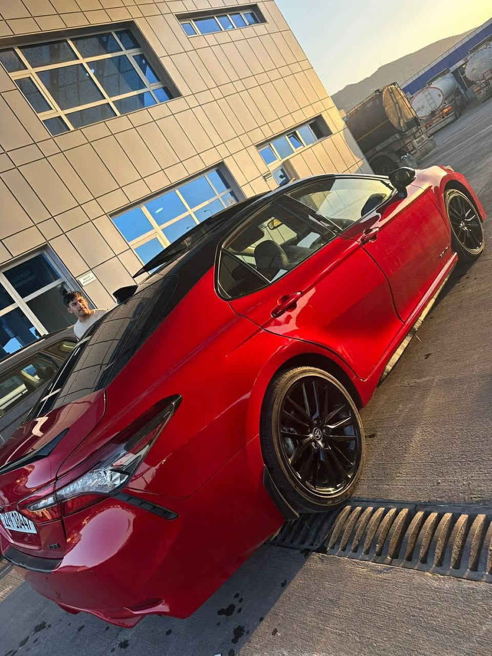 للبيع: تويوتا كامري XSE V6
فول مواصفات 6 سلندر بارنوما فتحة سقف 

 موديل 24 

رقم  شمالي بسمي

--- تفاصيل السيارة:

ماشية فقط 30 ميل – شبه جديدة

فول مواصفات + داتشوو (فتحة سقف بانوراما)

السيارة فقط بنيد 

 مواصفات تويوتا كامري 2024 XSE V6 – المواصفات الكاملة:

 المحرك والأداء:

محرك V6 سعة 3.5 لتر

قوة 301 حصان

قير أوتوماتيك 8 سرعات

نظام دفع أمامي (FWD)

تبديل سرعات من المقود (Paddle Shifters)

نمط قيادة رياضي + عادي + اقتصادي

 الراحة والداخلية:

مقاعد جلد رياضية مع تطريز أحمر

مقاعد أمامية كهربائية مع ذاكرة

تبريد وتسخين للمقاعد الأمامية

فتحة سقف بانورامية (داتشوو)

شاشة كبيرة وسطية تعمل باللمس

شاشة عدادات رقمية

نظام صوتي JBL فاخر

تحكم كامل من المقود

شحن لاسلكي للموبايل

إنارة داخلية محيطية LED

تشغيل بصمة + دخول ذكي

 السلامة والتقنيات:

كاميرا خلفية + حساسات أمامية وخلفية

نظام تثبيت السرعة الذكي (رادار)

تحذير مغادرة المسار

مساعد البقاء في المسار

نظام النقطة العمياء

نظام المكابح التلقائي للطوارئ

وسائد هوائية كاملة

نظام مراقبة ضغط الإطارات (TPMS)

 الخارجية:

تصميم رياضي هجومي

جنوط ألمنيوم مقاس 19 إنش

أنوار أمامية وخلفية LED بالكامل

حساسات أمامية وخلفية

سبويلر خلفي رياضي

فتحات تهوية أمامية

مخرجين عادم مزدوجين (Dual Exhaust)

---

 السيارة جاهزة بالكامل، ما تحتاج أي صرف أو تصليح

 بإمكانك المعاينة والاتصال بأي وقت

***********

سعرها 240 قفل
