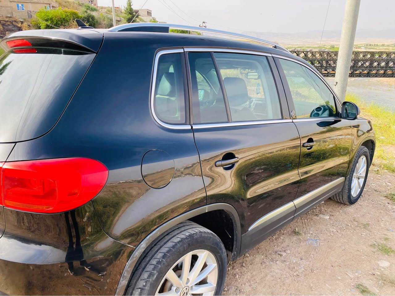 فۆلکسواگن تیگوان (Tiguan) ٢٠١٧ بۆ فرۆشتن
 مۆدێل: ٢٠١٧
 ڕەنگ: ڕەشی بریقەدار (مەلەکی)
 مەکینە: 1.8 تۆربۆ (بێ کێشە و زۆر بەهێز)
 گێڕ و مەکینە: بە شەرت و لەسەر کلیل
مواسەفات (فول مواسەفات):
 پانۆراما
 بەسمە (شەش لۆک)
 تەبرید مەرکەزی
 هیتەر (گەرمکەرەوەی کوشن)
 هەموو سیستەمەکانی تری فول مواسەفات
باری بەدەنی سەیارەکە (بۆیاخ و ئێرباگ):
 تەنیا یەک پارچە بۆیاخی هەیە (بۆڵندەکەی - چەمەلەغی پێشەوە).
 ناوەوەی سەیارەکە (داخلی) بە تەواوی نەگرتووە و بێ لێدرانە.
 پەڕەشووت (ئێرباگ)ی نەتەقیوە و بە شەرتە.
نرخ و مامەڵە:
 نرخ: ١١٥ وەرەقە (١١,٥٠٠ دۆلار)
 کەمێک مەجال و مامەڵەی تێدایە بۆ کڕیاری ڕاستەقینە.
بۆ پەیوەندی و زانیاری زیاتر:
📞 ژمارەی تەلەفۆن: *********** اكر, نينوى
