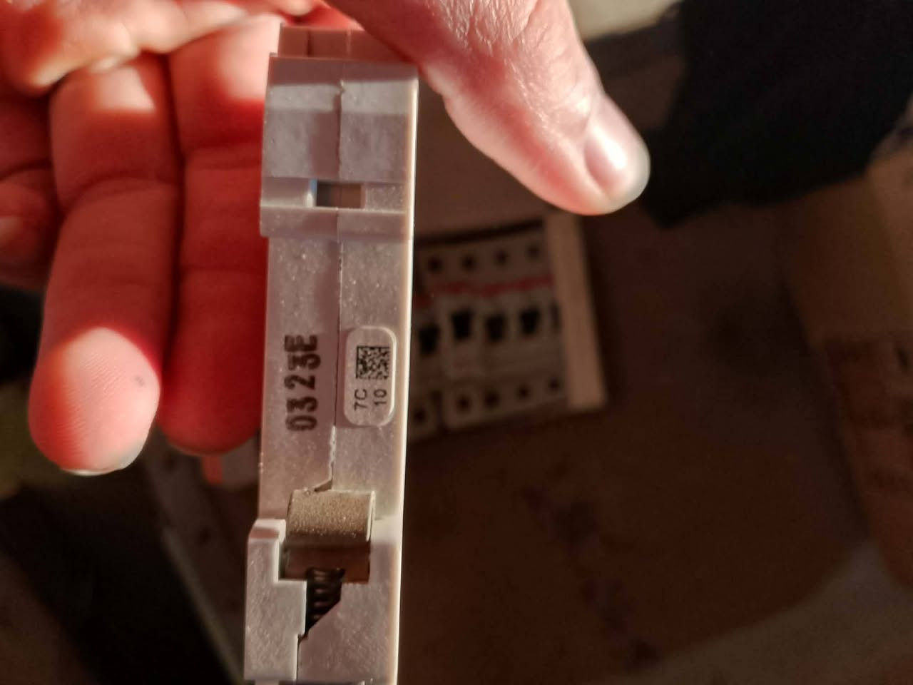 سلام عليكم ورحمه الله وبركاته
يوجد لدينا جوزات نوع ال ABB شكل القديم 
اصلي جديد باكيت 10 امبير فقط متوفر 
كميه محدوده سعر جمله الف دينار 
ارخص الاسعار التنافسية 
الاستفسار *********** يوسف الكعبي 
خدمه توصيل جميع محافضات العراق
