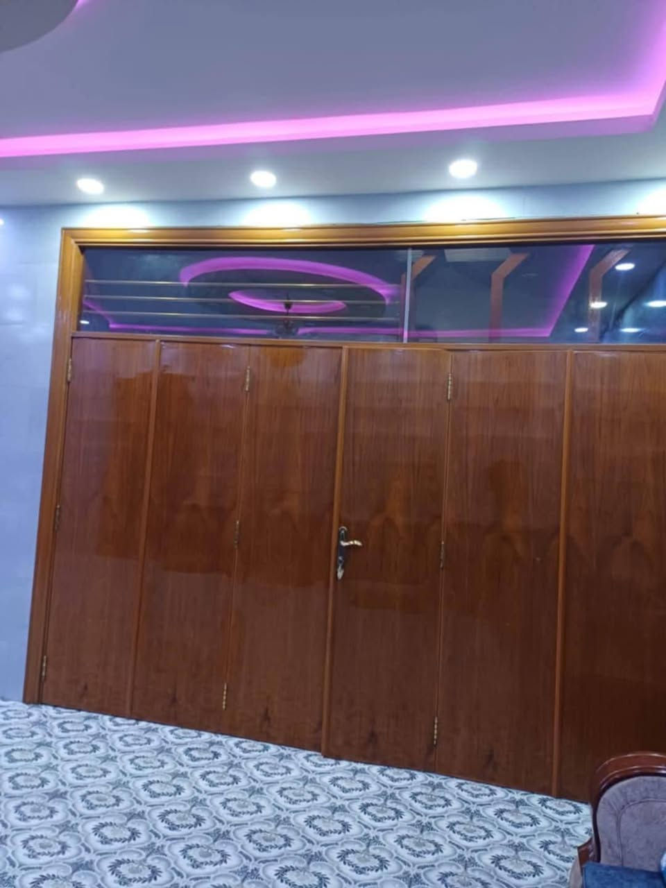 للبيع 260م  طابقين فول 5غرف نوم صاله مفتوحه ع الاستقبال مطبخ حار بارد صحيات 4 كراج حديقه بميسان منطقة 14الف
قريب ع نفق ميسان مطلوب للمصرف 65 + 285 = 350 سعره
البيت كله مرمر سقوف جمسن بورد 
***********
اتصال+واتساب
م//بوابة الغري
