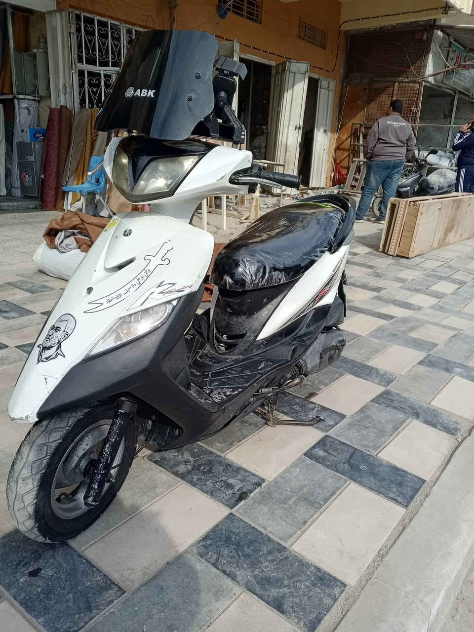 ماكس ثعلب (140) ياباني
مكينه مكفوله بلاديه 
كفرات بلاديه  دراجه مكفوله 
سلف بلادي 
كابريتر بلادي فاكيوم بلادي 
كهربائيات كله شغله مابيه نقص 
دبل اشاره شغال  LED ابيض 
نكره سلف 
هندر شغال 
بريك امامي خلفي 
دبلات بلاديه 
بيه LED زنون ناصي ابيض عالي اصفر 

شلعه ومعدل 
 

مابيه لا تنقيص ولا نضوح ولا تبخير 
كيج بانزين شغال كيج كيلو متر شغال 
دراجه خير من الله شغل واطلع مابيه اي نقص 
 مكاني بغداد الشعب شارع عدن 
رقم التليفون بي واتساب 
(***********)
 
السعر 650 وبيه مجال
