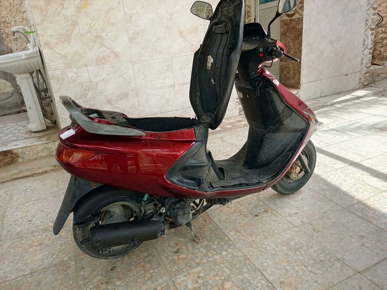 فراشه فحل ام الدسك
كهربائيات كله شغاله من الطول للطول
سلف هندر اشاير لايتات 
مكينه بلاديه لاتبخير ولا نضوح 
شلعه ومعدل خير من الله 
نصبه كدامك دراجه مال جناي
مكاني حله ابو غرق 
السعر 250وبيه مجال حك الجيه 
***********
بيه فقط اللايت الامامي بي كسر بسيط موضح بلصور
