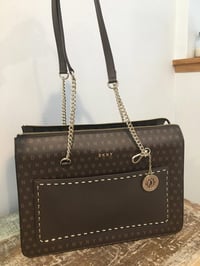 DKNY • جلد امريكي • توصيل