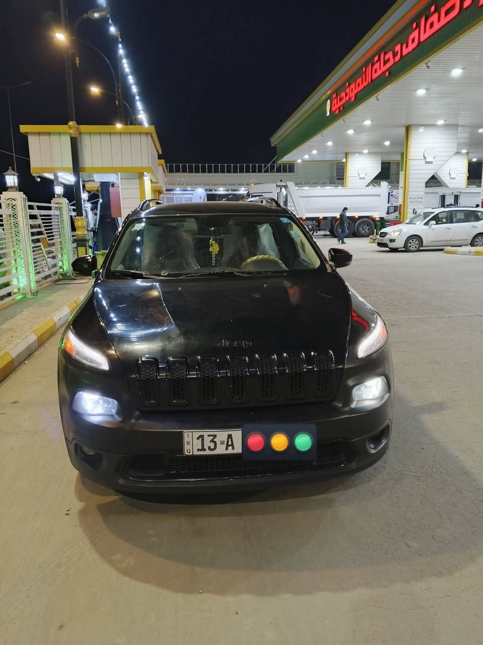 السلام عليكم جيب شيروكي بزون موديل 2018 فقط باب السائق مبدل والجالغ بي شوية صبغ فقط سيارة  جاهزة من كلشي فول مواصفات رادار إشارة ترحيب انظمة قيادة قيادة ذاتية شاشة ديجيتال كامرة صندوق كهربائي محرك 4 سلندر مكفول كير مكفول تخم تاير جديد حدادية جديدة رقم ميسان انكليزي سنوية جديدة راعيها في ميسان مكانها في ميسان نهاوند السعر 130 وبيها مجال ***********
