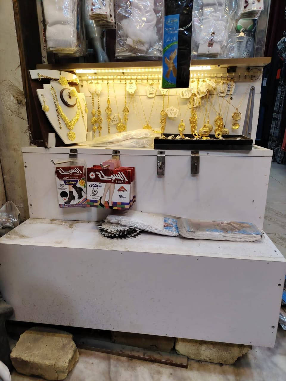 ميز يصلح لعرض الاكسوارات للبيع للاستسفار الاتصال ***********
