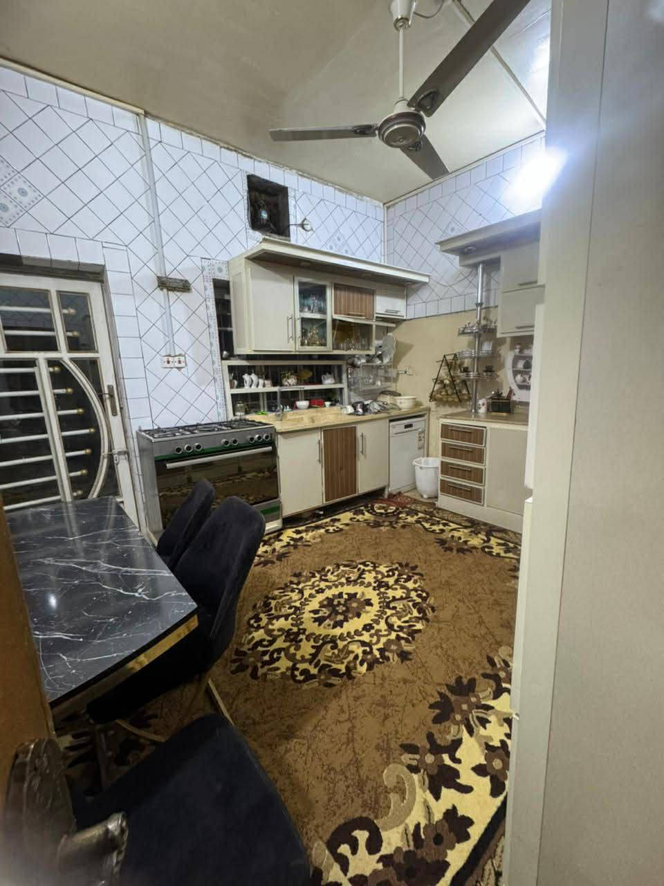 السلام عليكم استقبال مع صاله وهول ومطبخ مع غرفه ارضيه وسويت حمام كامل مع الغرفه
كما يوجد حمام سويت كامل لوندري 
الطابق الثاني اربع غرف مع هول وجود حمام لوندري وطابق الثالث غرفه مع سطح المساحه 250 متر  عنوان الدار بابل حله شارع المديريه مصطفى راغب طابو صرف الاستفسار عله الرقم ***********
